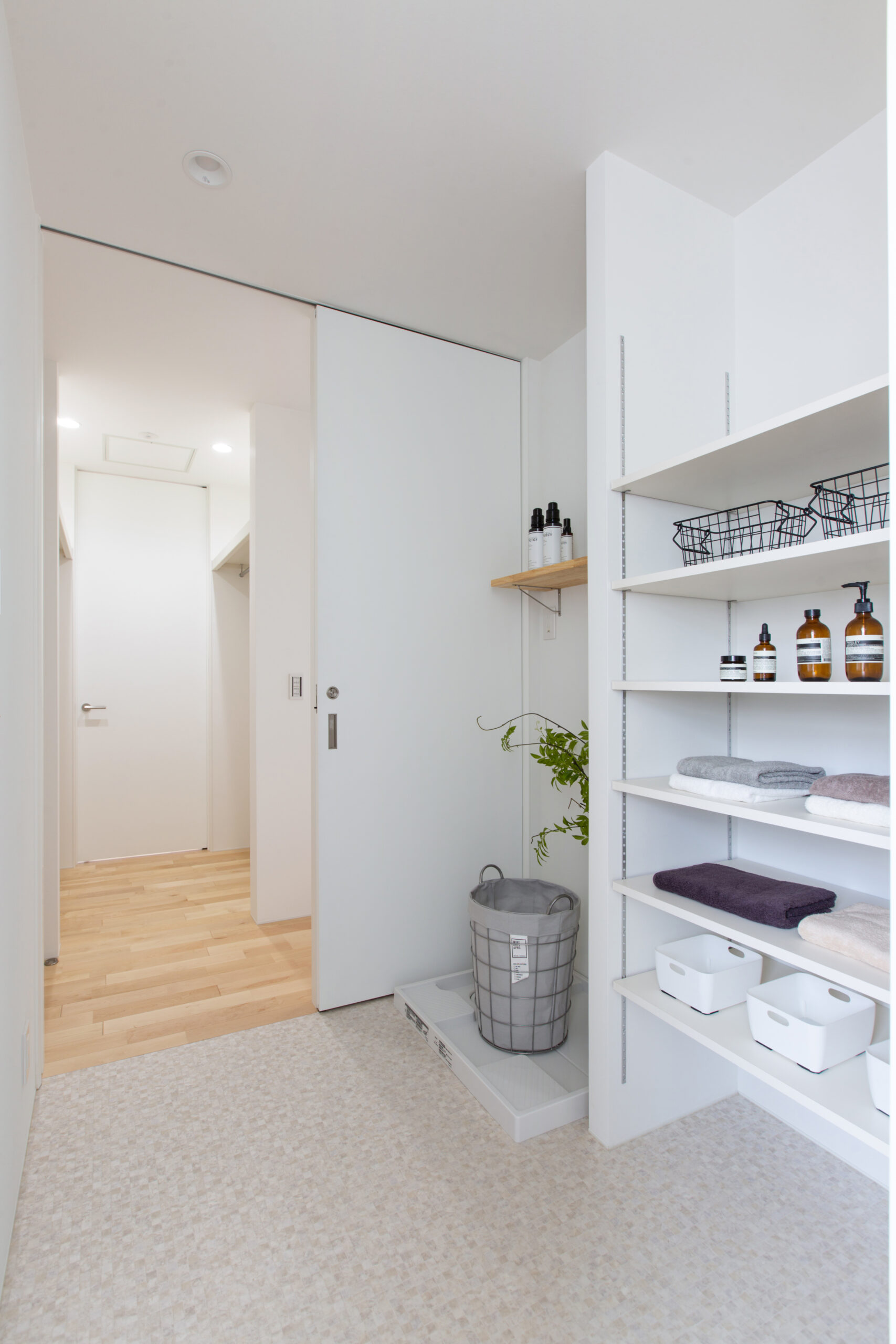 子供がのびのびと走り回れる開放的な間取りと明るい室内空間が特徴の住まい（施工例）