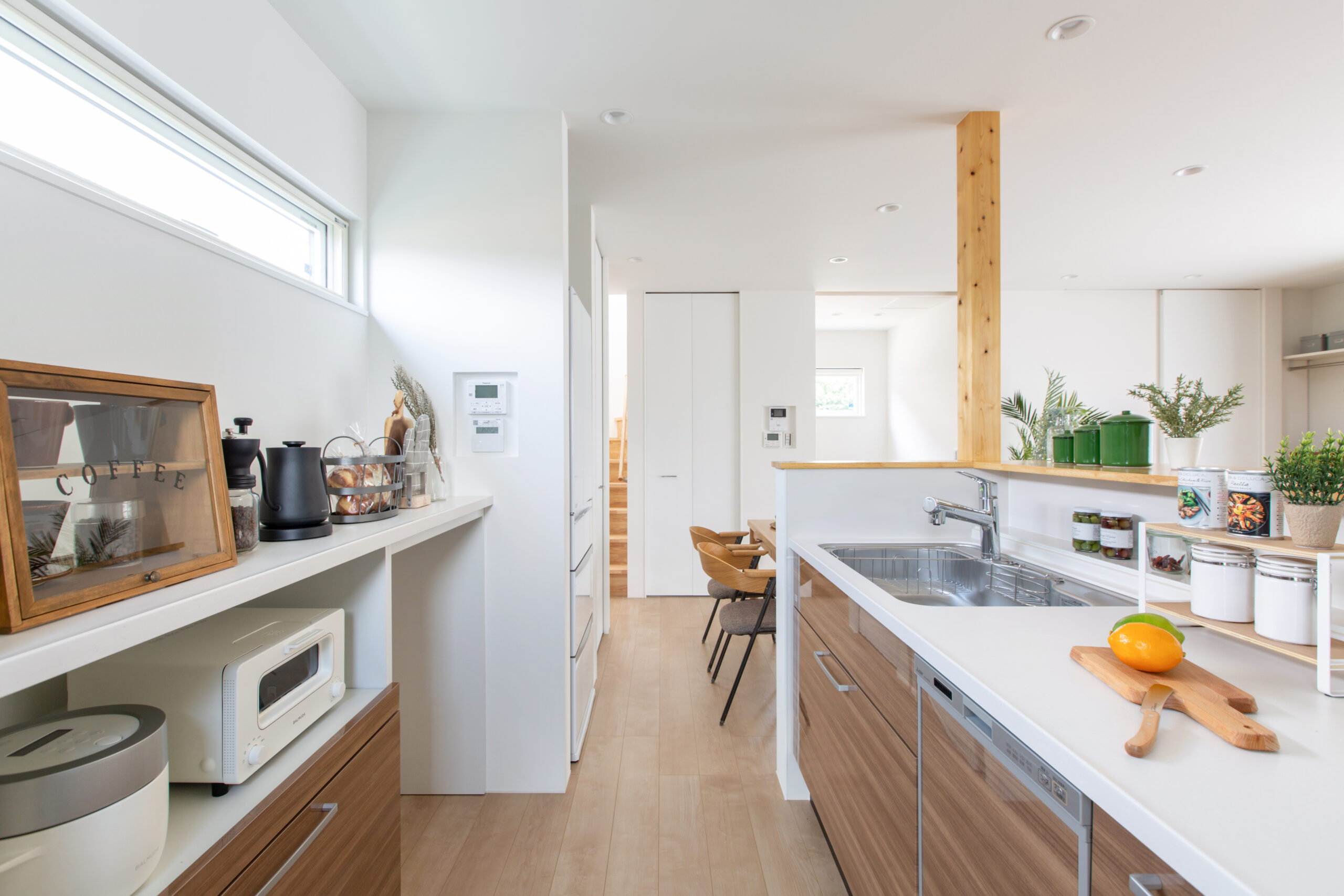 子供がのびのびと走り回れる開放的な間取りと明るい室内空間が特徴の住まい（施工例）