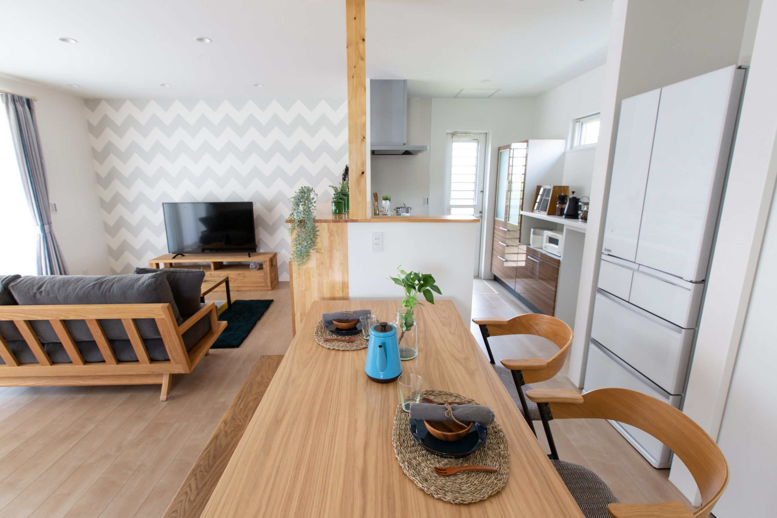 子供がのびのびと走り回れる開放的な間取りと明るい室内空間が特徴の住まい（施工例）