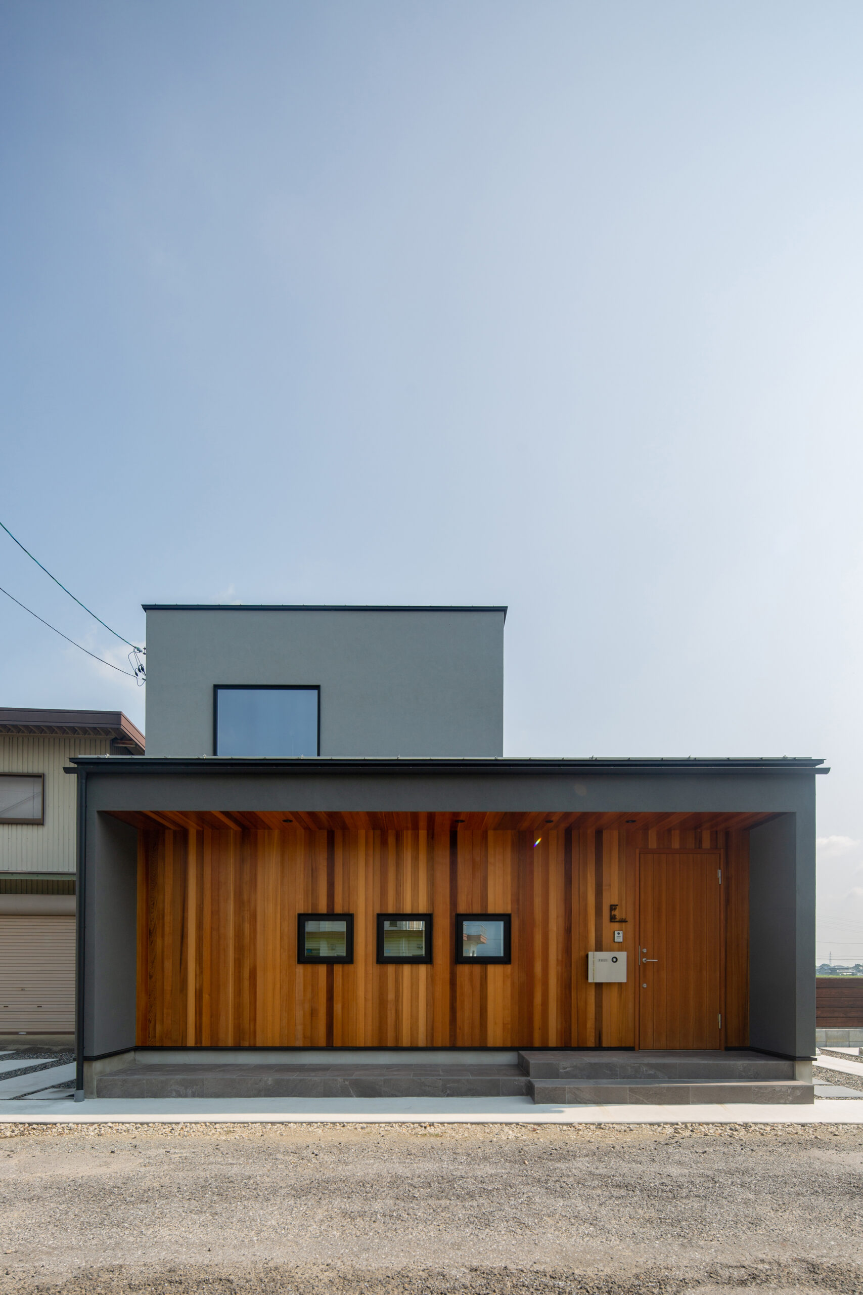 吹き抜けから光が広がる明るい住まい。開放的なリビングと自然素材を使った心地よい空間が広がる家。