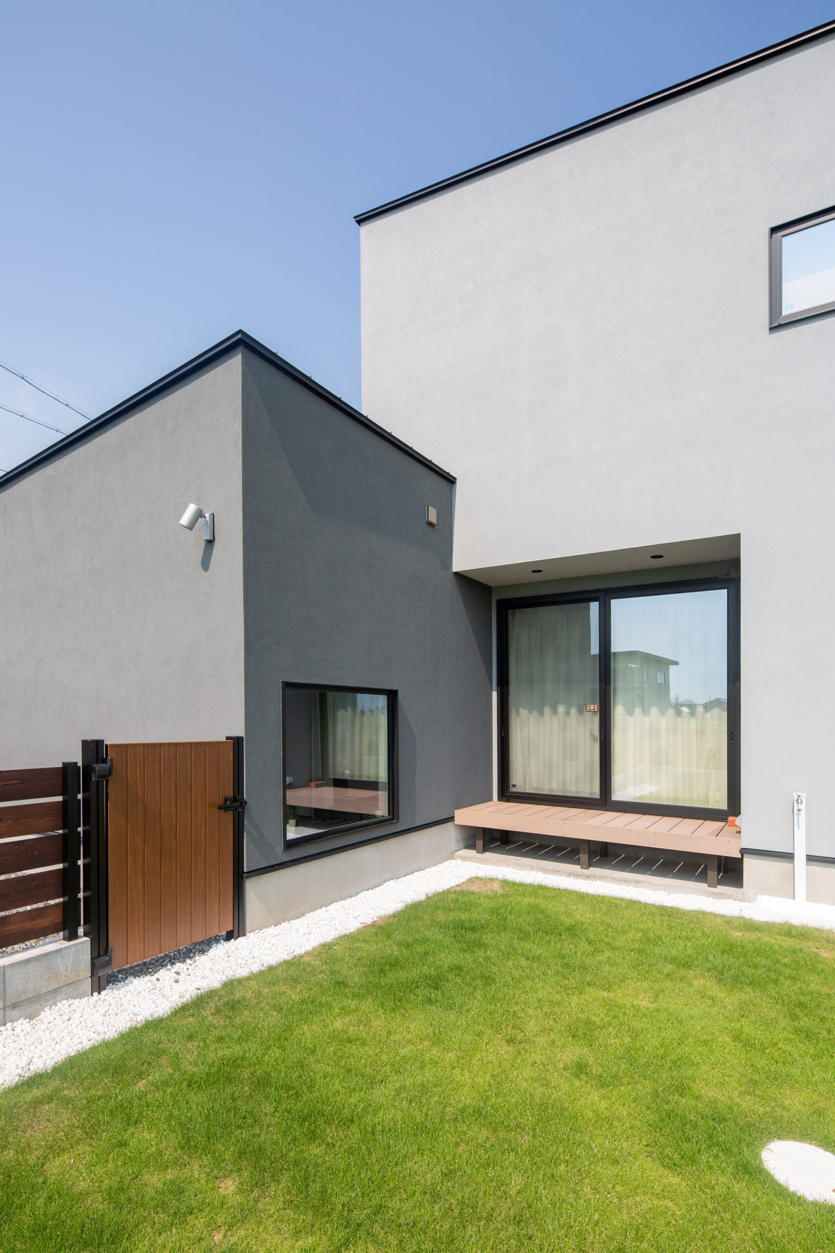 吹き抜けから光が広がる明るい住まい。開放的なリビングと自然素材を使った心地よい空間が広がる家。