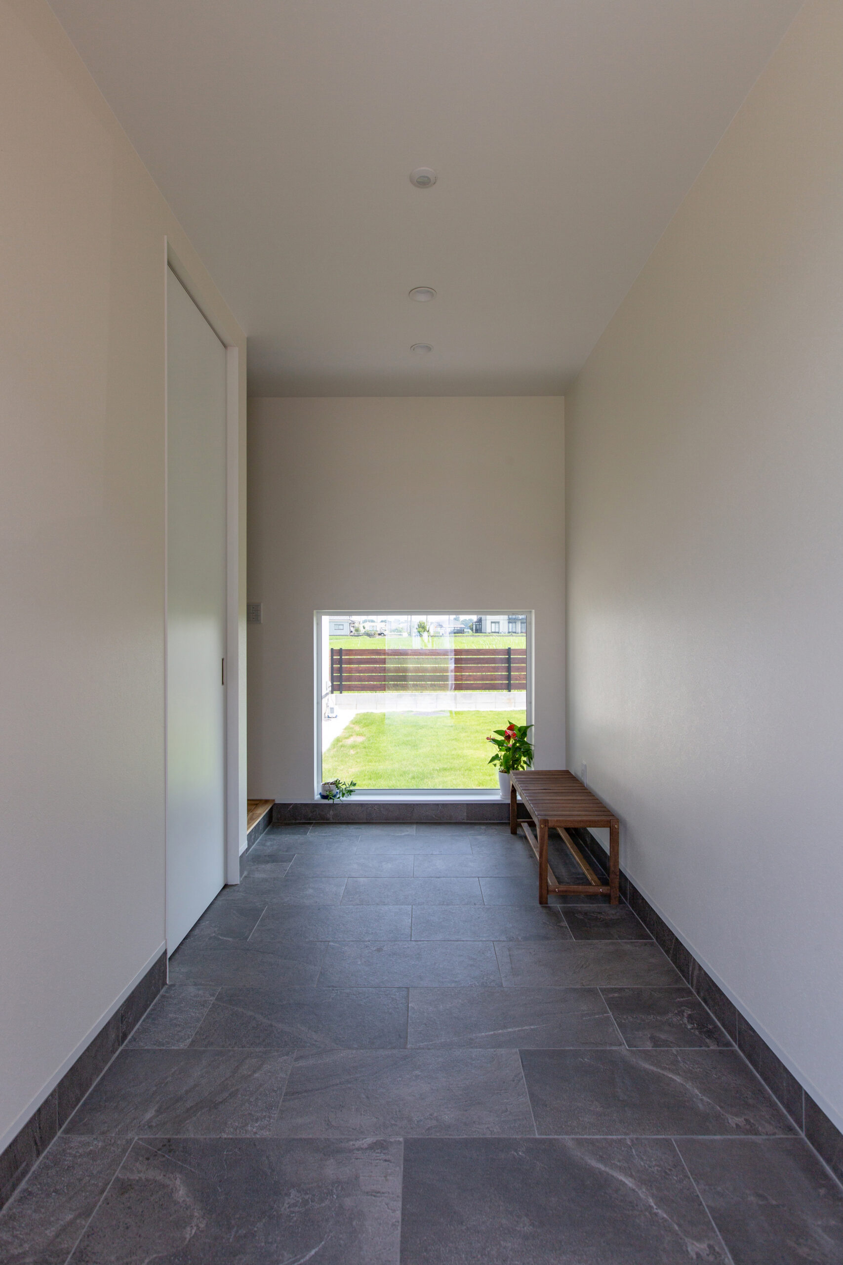 吹き抜けから光が広がる明るい住まい。開放的なリビングと自然素材を使った心地よい空間が広がる家。