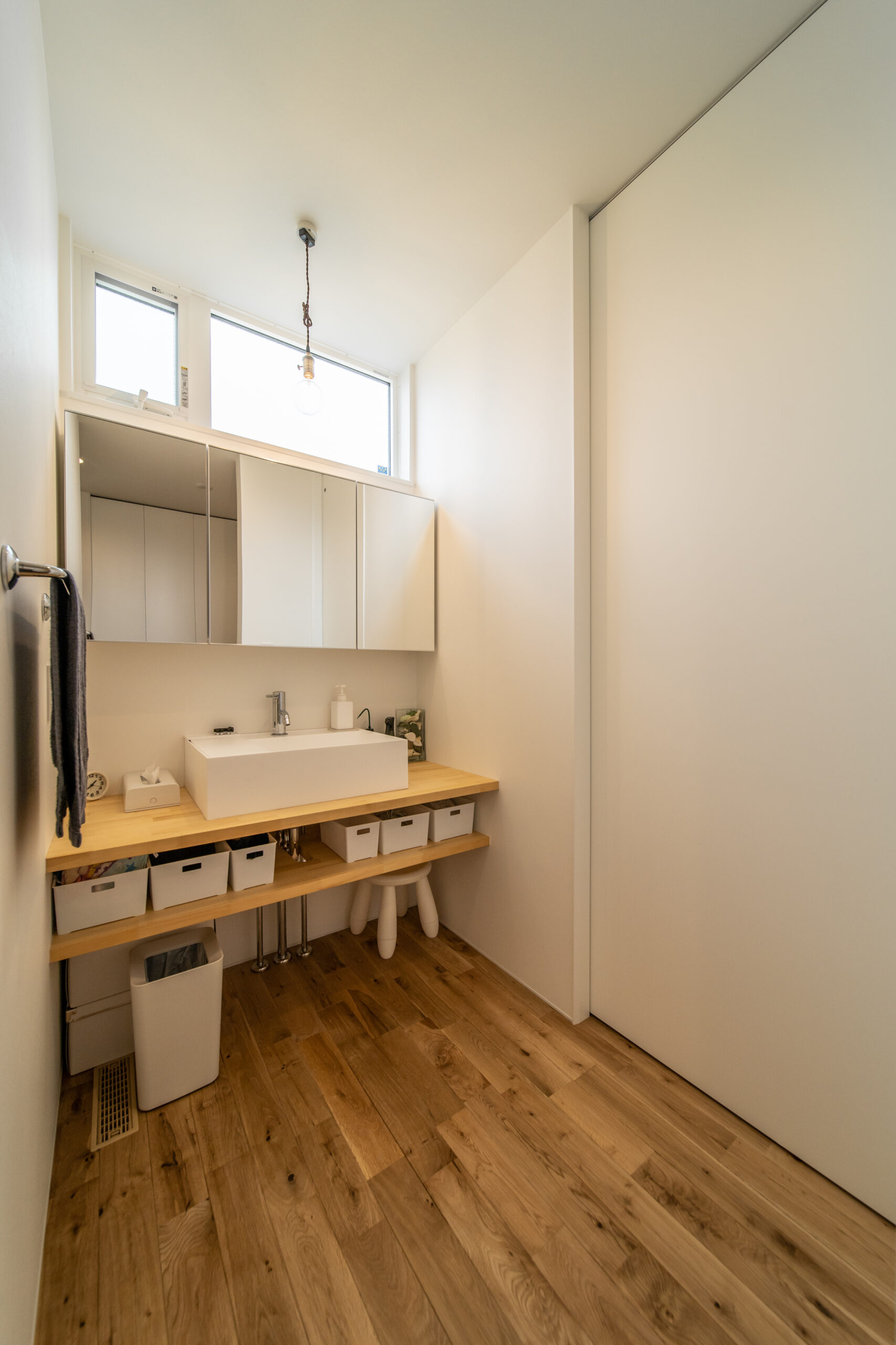 木の温もりとシンプルなデザインが調和した住まいの内観（木の良さが活きるシンプルな家）