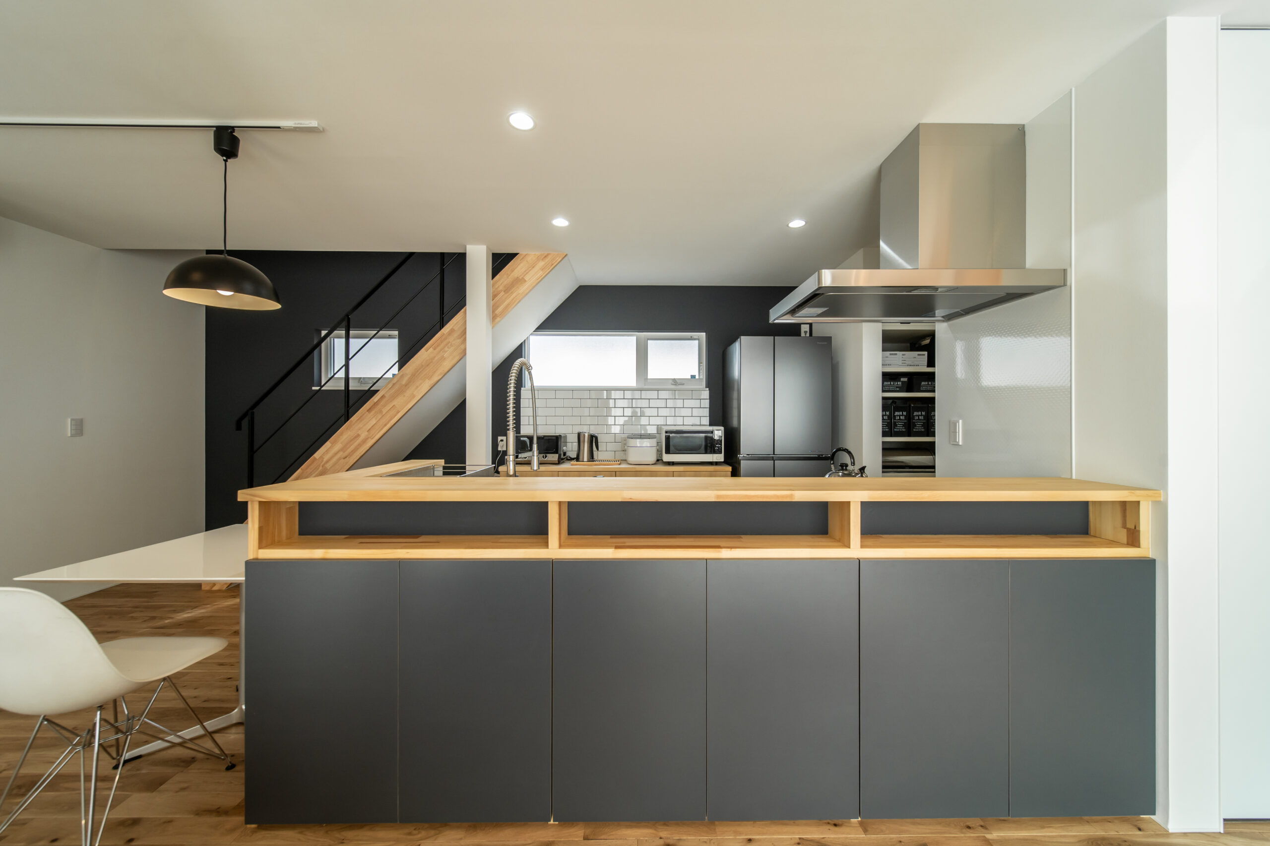 木の温もりとシンプルなデザインが調和した住まいの内観（木の良さが活きるシンプルな家）