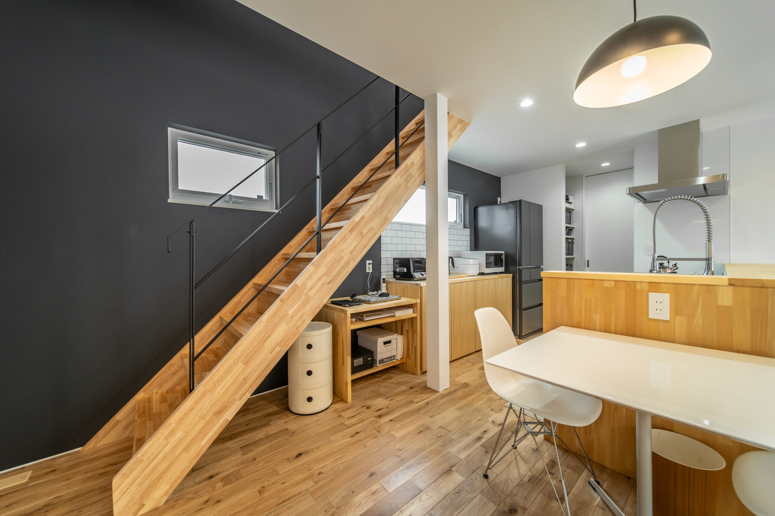 木の温もりとシンプルなデザインが調和した住まいの内観（木の良さが活きるシンプルな家）