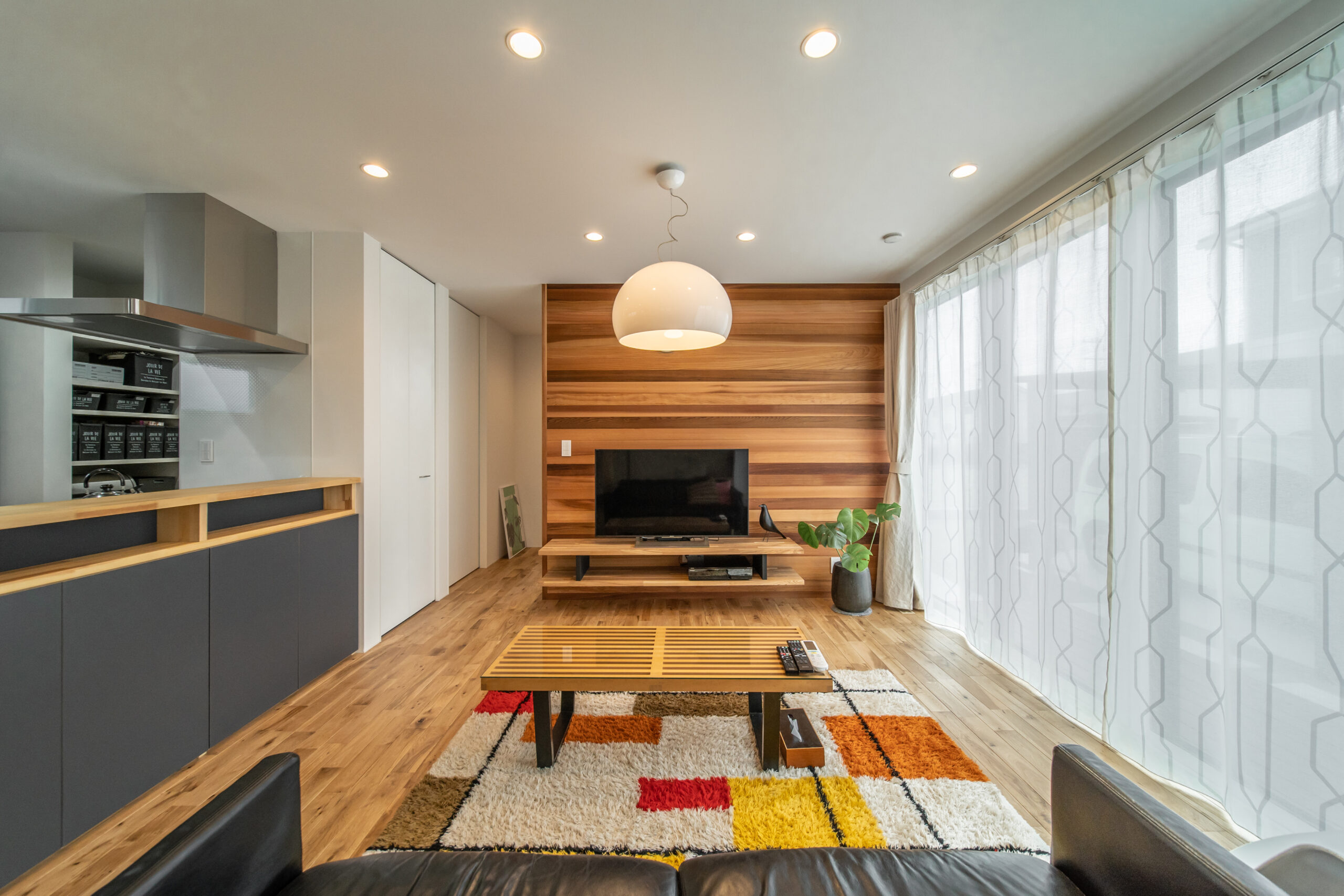 木の温もりとシンプルなデザインが調和した住まいの内観（木の良さが活きるシンプルな家）