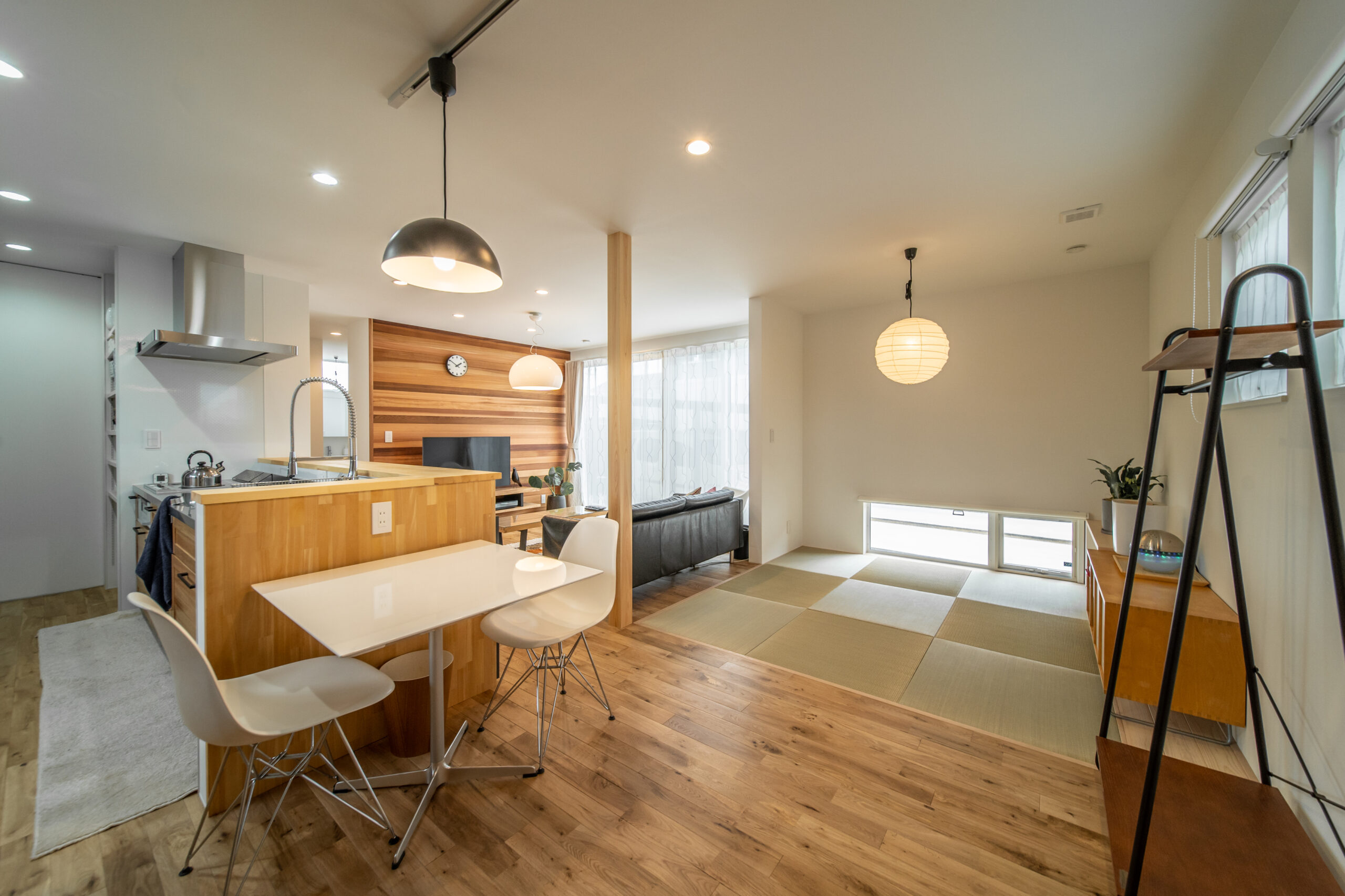 木の温もりとシンプルなデザインが調和した住まいの内観（木の良さが活きるシンプルな家）