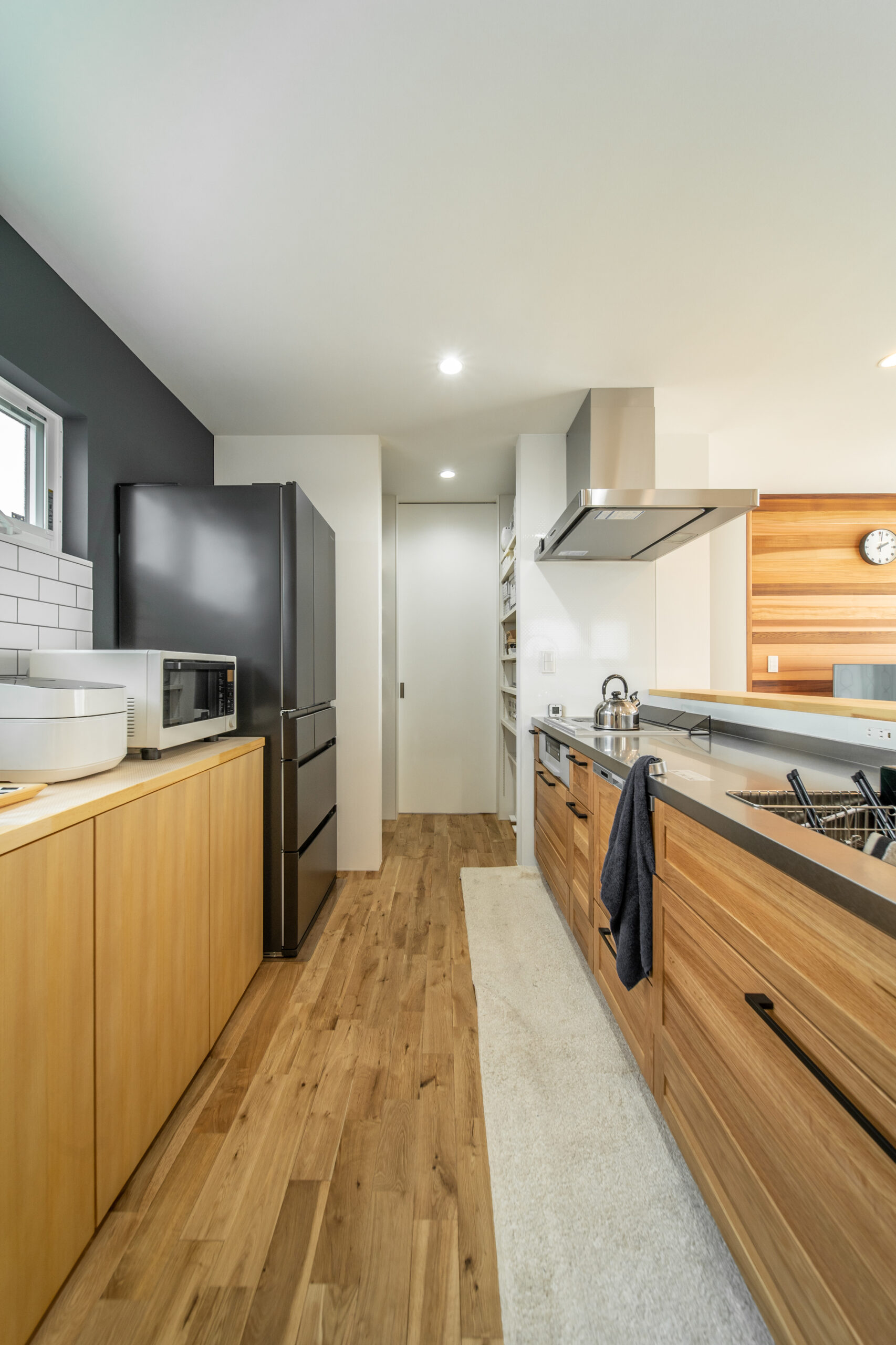 木の温もりとシンプルなデザインが調和した住まいの内観（木の良さが活きるシンプルな家）