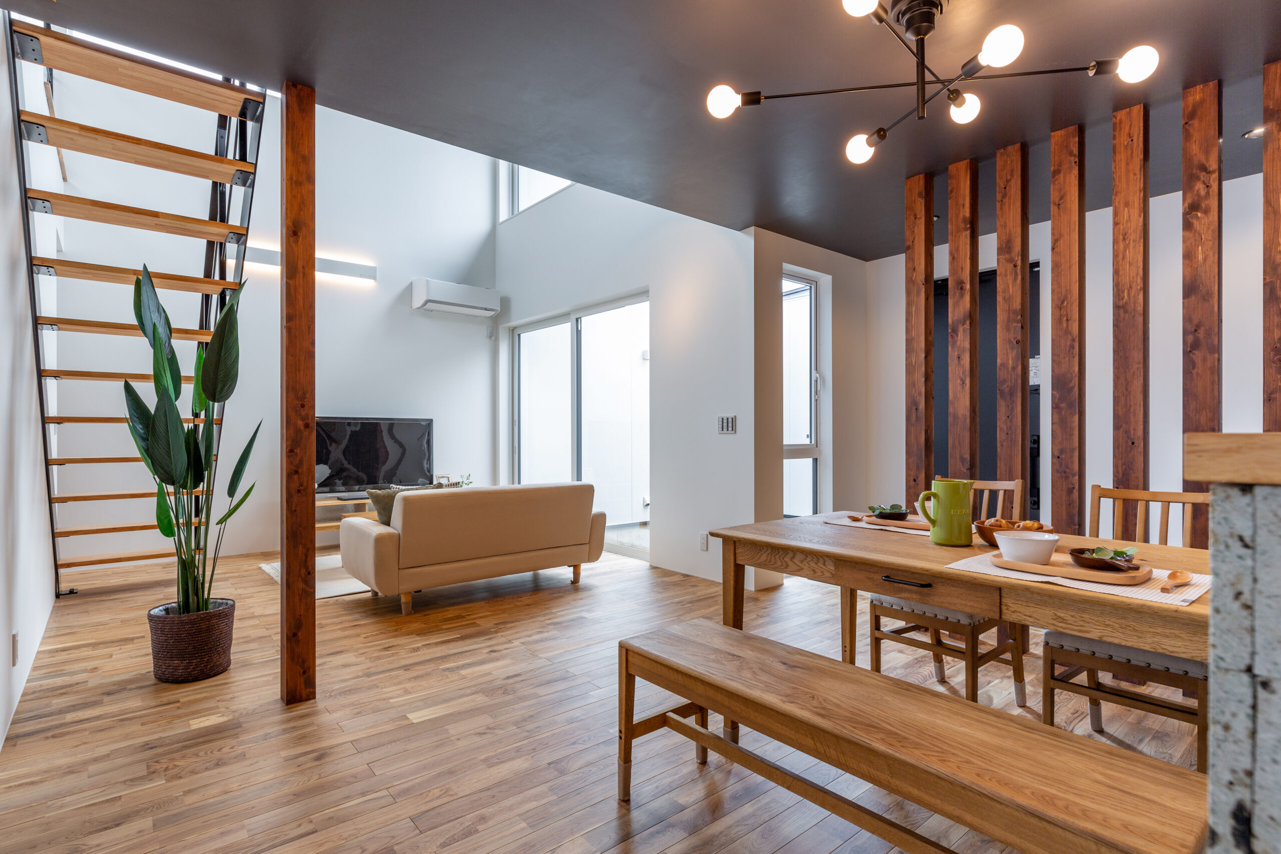 岐阜市 高性能住宅 【視線を遮る中庭の家】 ナチュラルデザインのダイニング