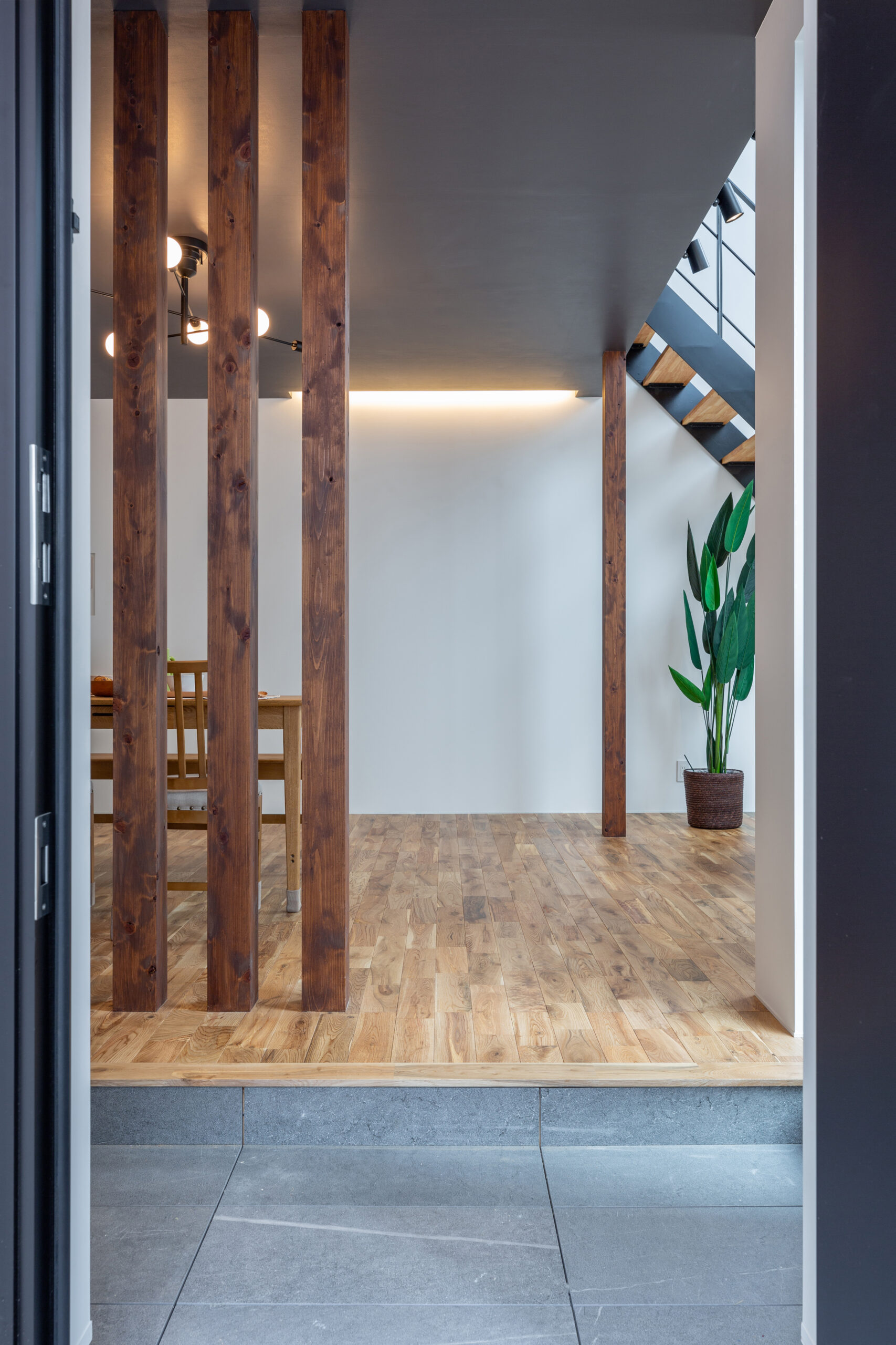 岐阜市 高性能住宅 【視線を遮る中庭の家】 木の温もりがある玄関