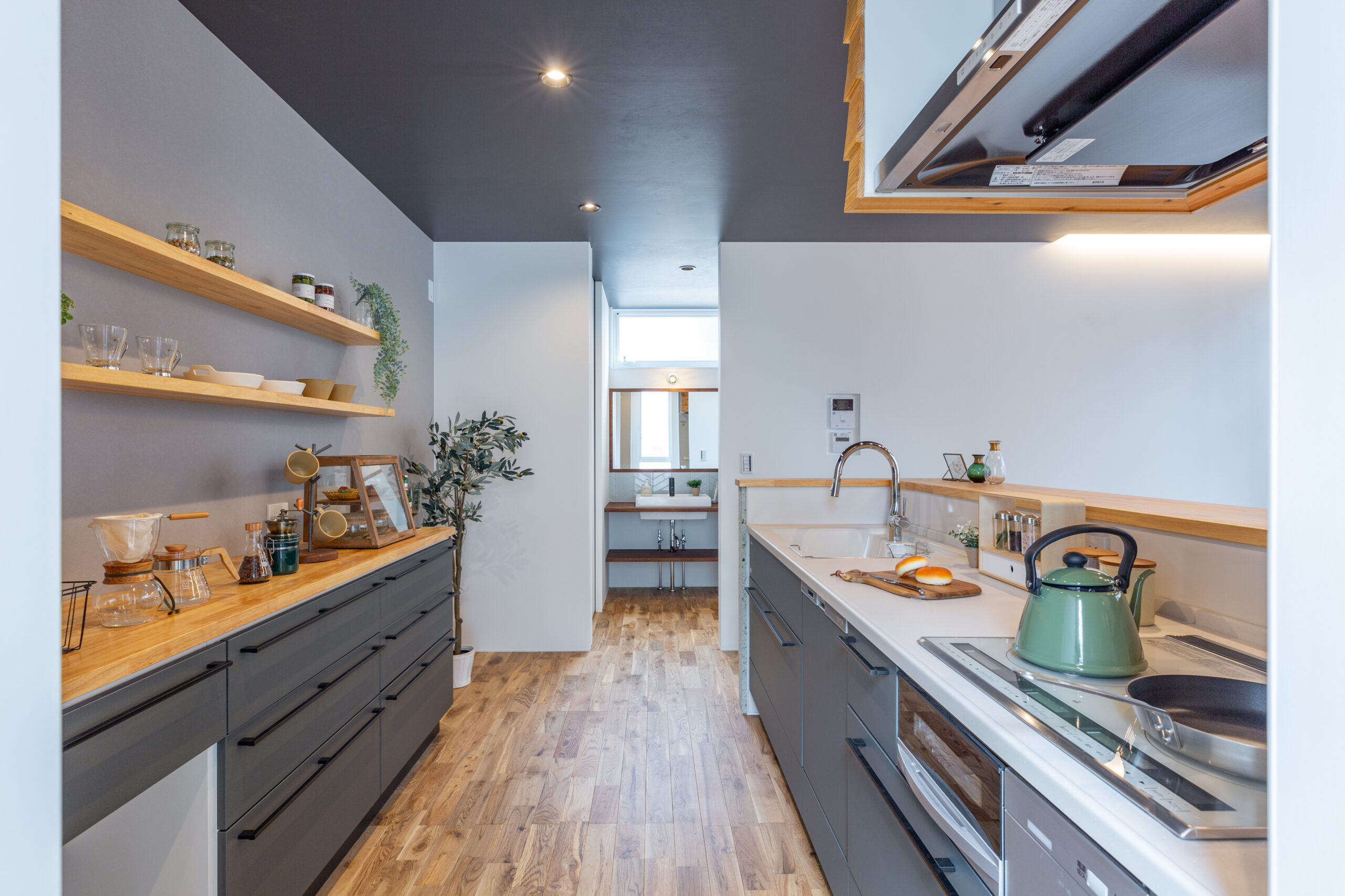 岐阜市 高性能住宅 【視線を遮る中庭の家】 オーダーキッチン 木製カウンター