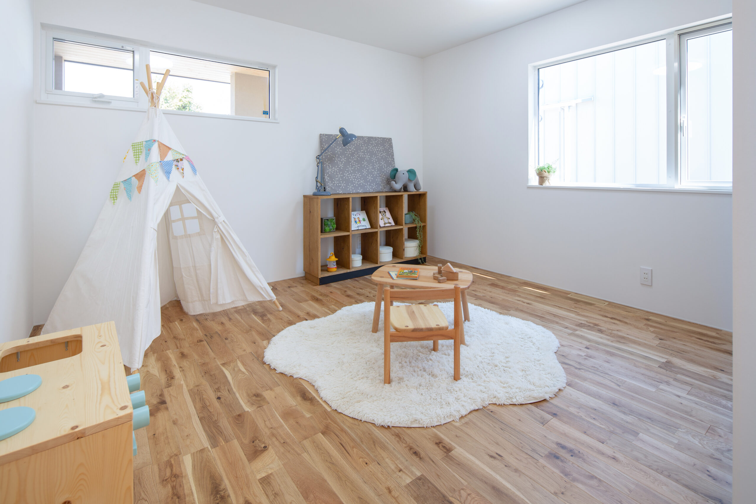 アスレチックネットのある平屋で、家族が楽しく過ごせる開放的な住まいの室内空間（施工例）