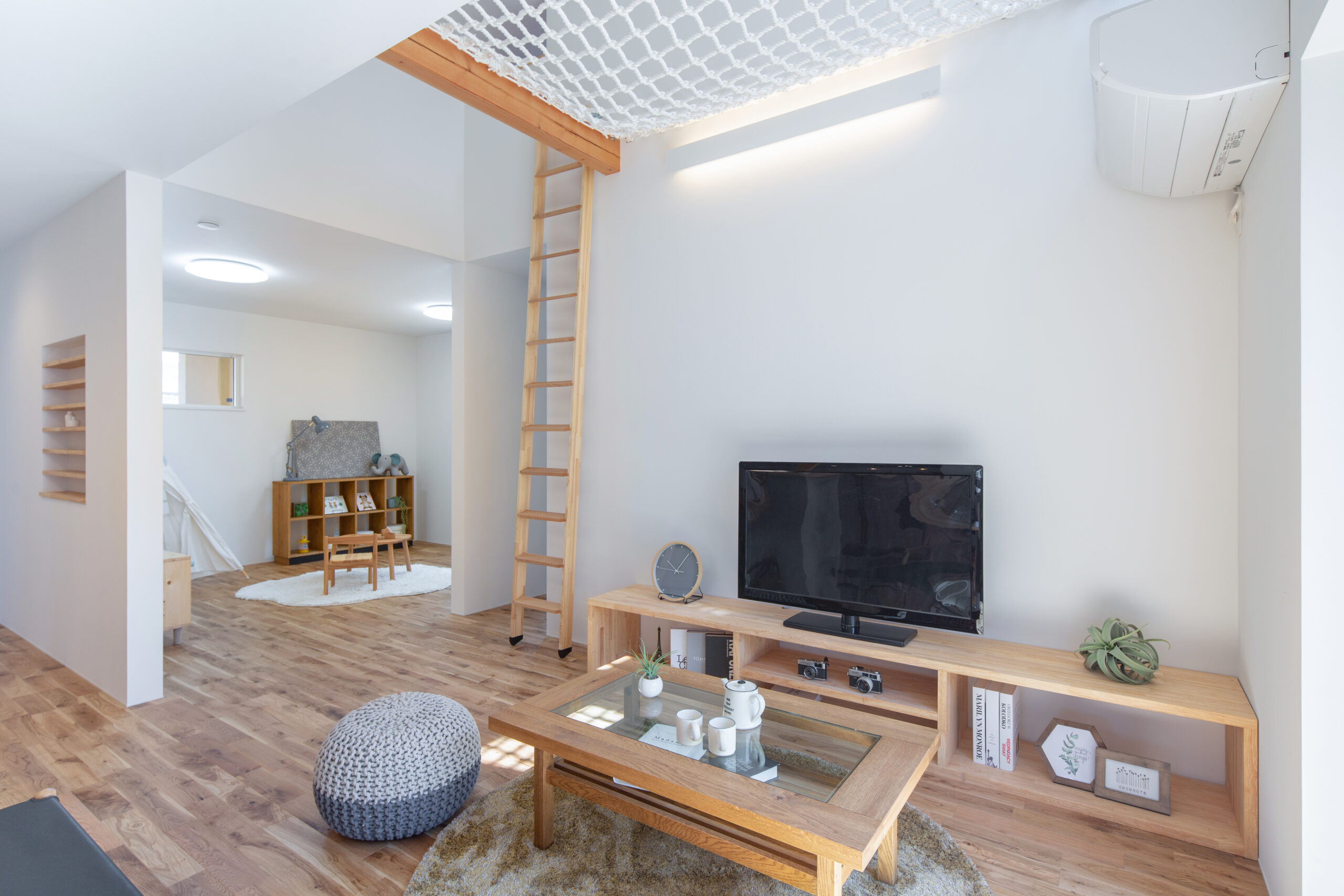 アスレチックネットのある平屋で、家族が楽しく過ごせる開放的な住まいの室内空間（施工例）