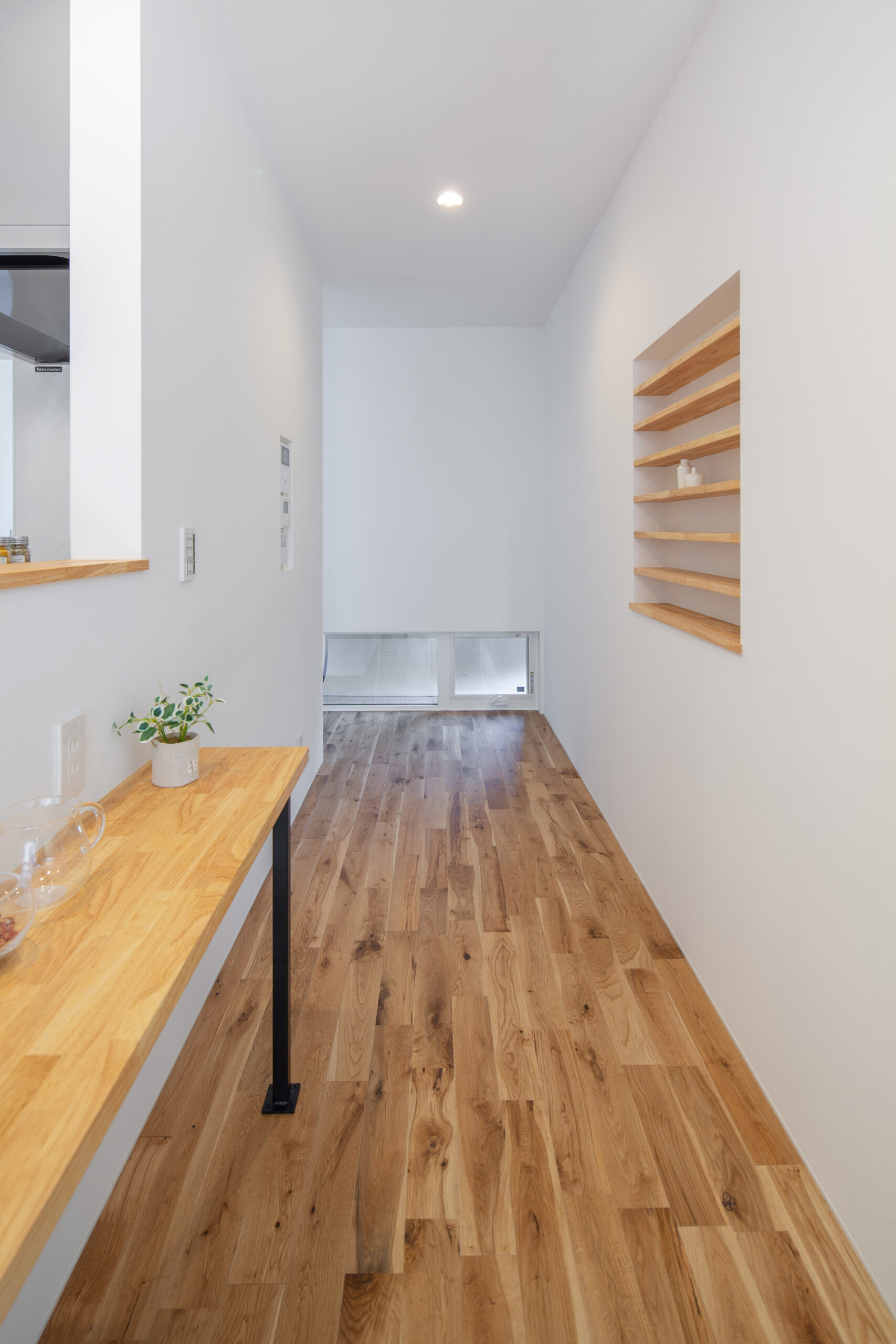 アスレチックネットのある平屋で、家族が楽しく過ごせる開放的な住まいの室内空間（施工例）