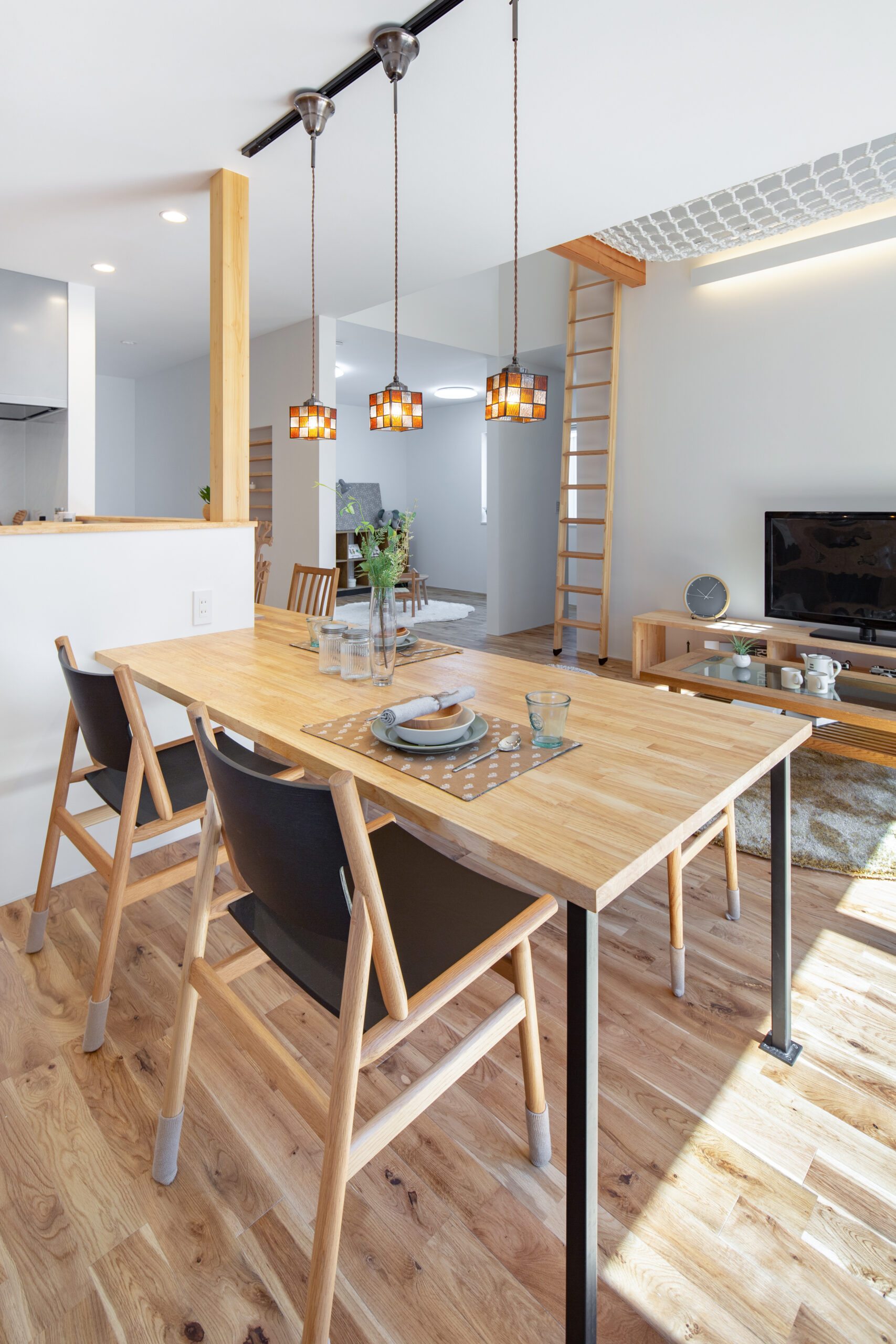 アスレチックネットのある平屋で、家族が楽しく過ごせる開放的な住まいの室内空間（施工例）