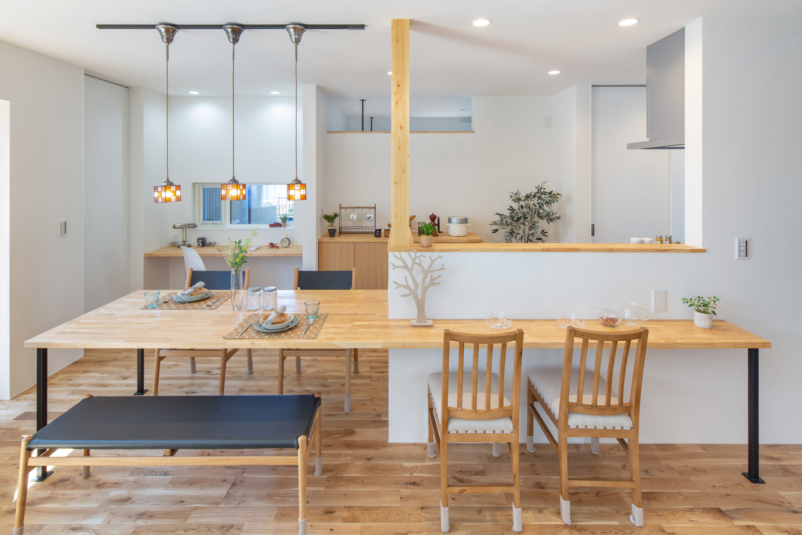 アスレチックネットのある平屋で、家族が楽しく過ごせる開放的な住まいの室内空間（施工例）