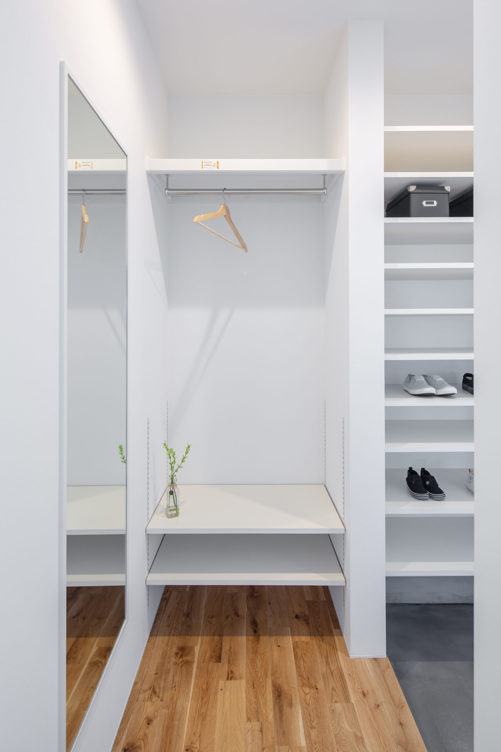 アスレチックネットのある平屋で、家族が楽しく過ごせる開放的な住まいの室内空間（施工例）