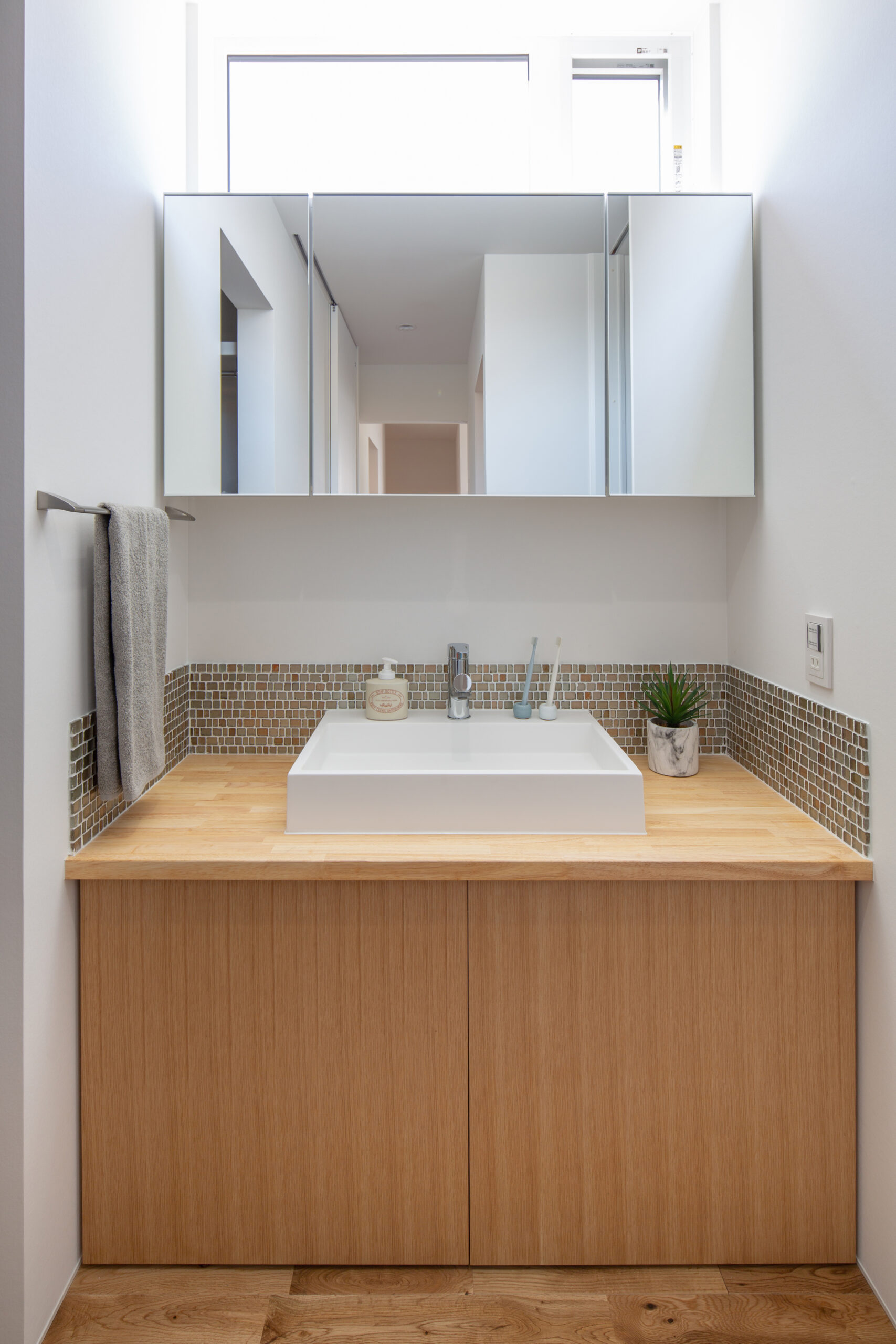 アスレチックネットのある平屋で、家族が楽しく過ごせる開放的な住まいの室内空間（施工例）