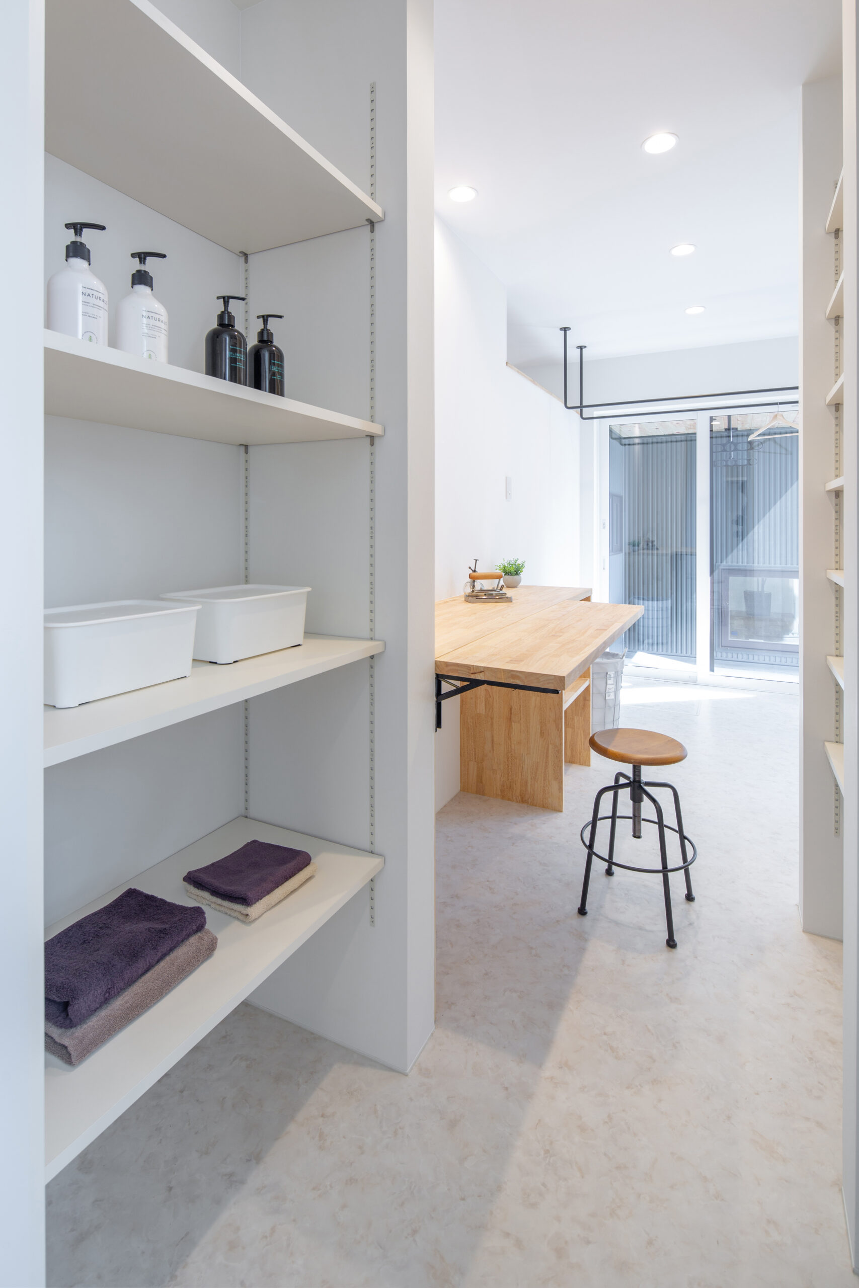 アスレチックネットのある平屋で、家族が楽しく過ごせる開放的な住まいの室内空間（施工例）