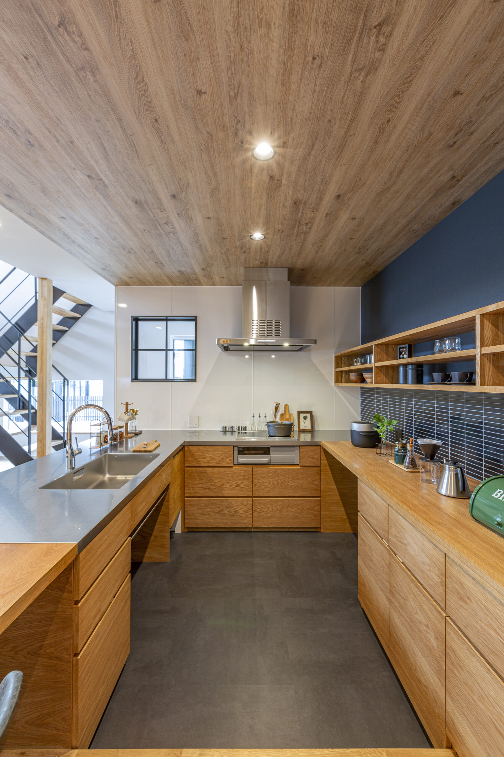 コの字キッチンとセカンドダイニングがある家の室内写真。AVANTIHOMESの施工事例。