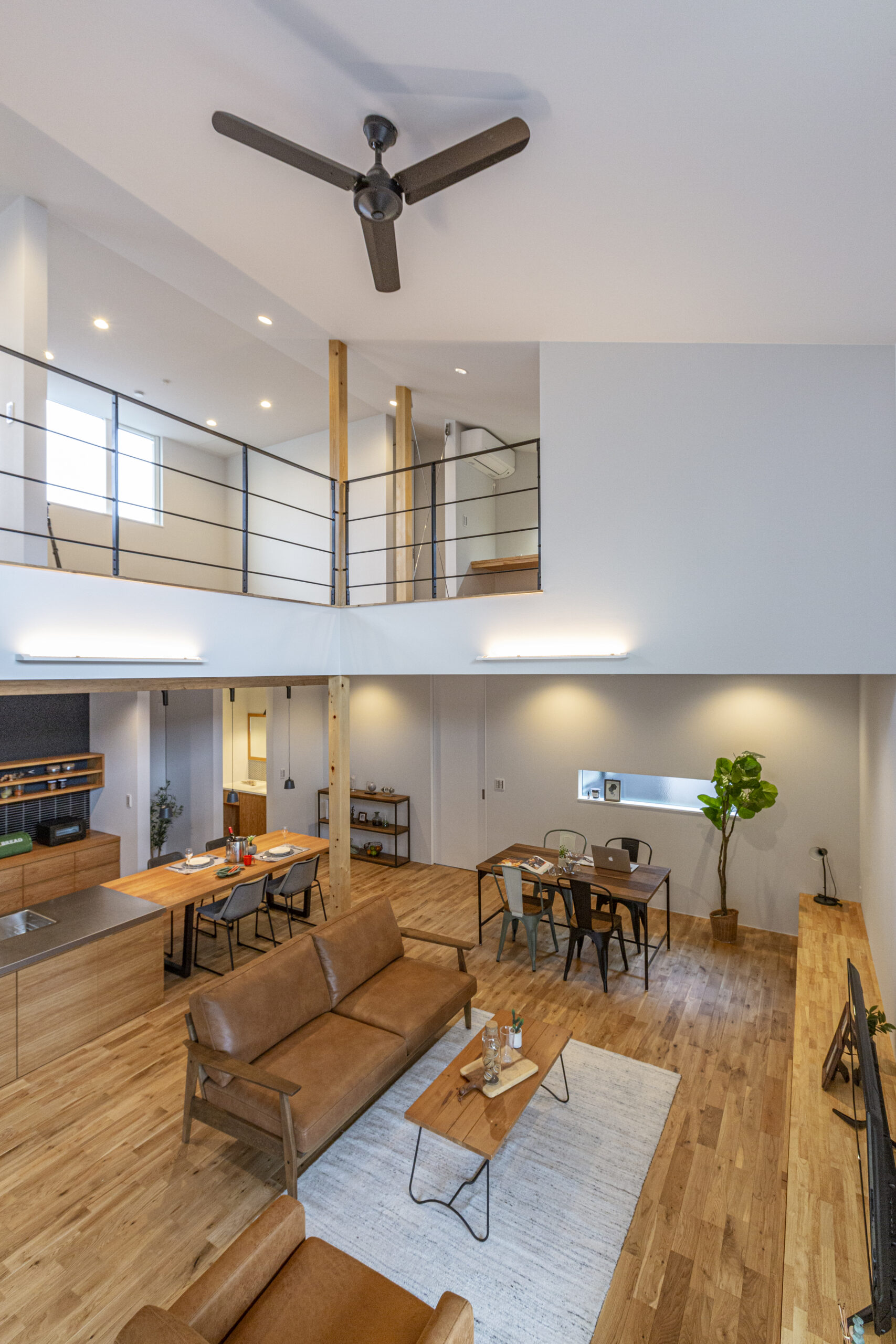 コの字キッチンとセカンドダイニングがある家の室内写真。AVANTIHOMESの施工事例。