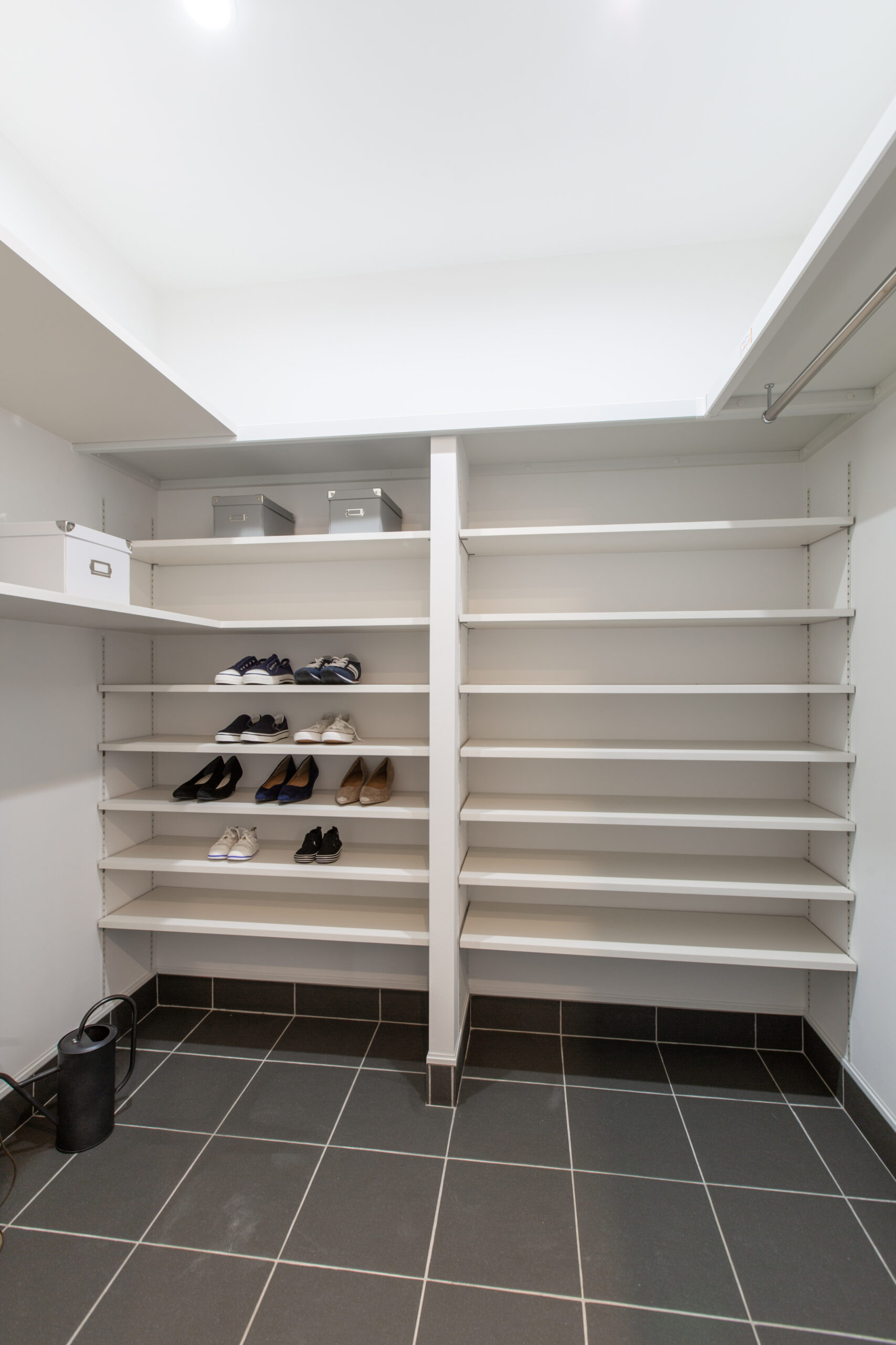 スキップフロアで空間が緩やかにつながる注文住宅の内観写真