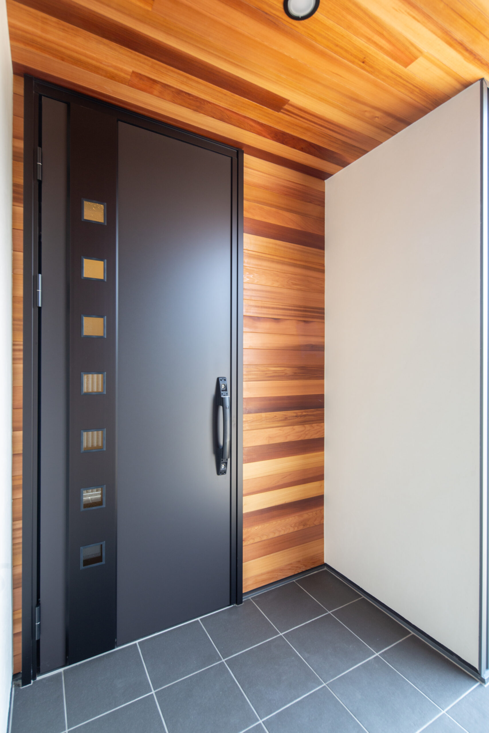 スキップフロアで空間が緩やかにつながる注文住宅の内観写真