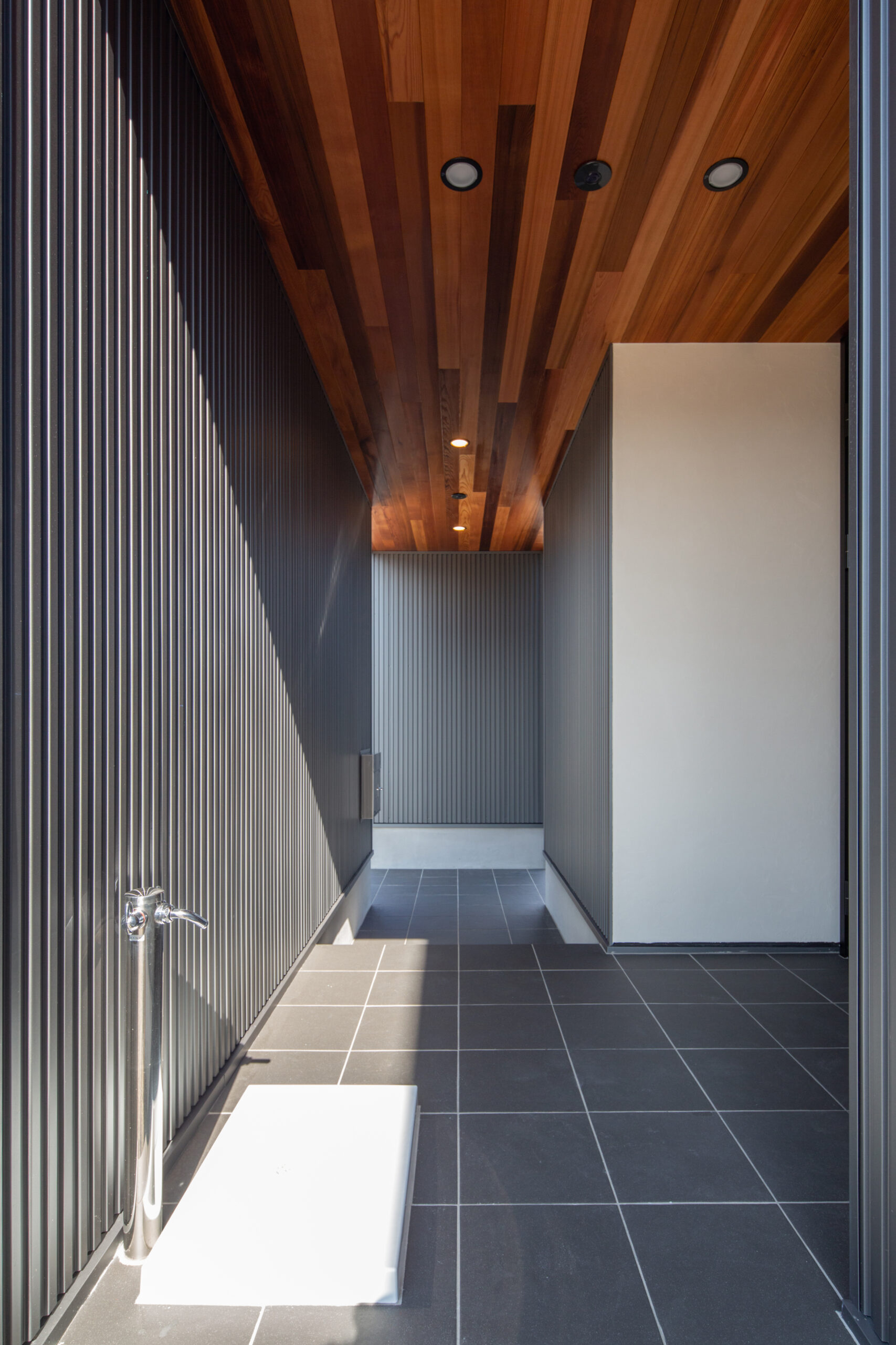 スキップフロアで空間が緩やかにつながる注文住宅の内観写真