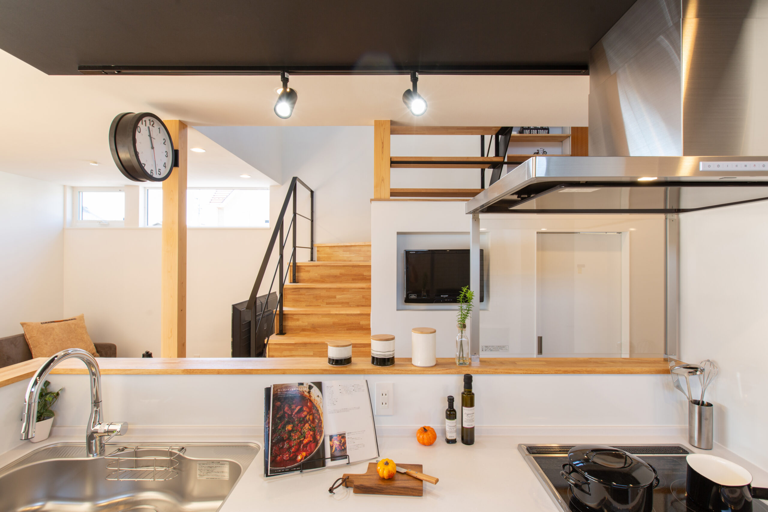 スキップフロアで空間が緩やかにつながる注文住宅の内観写真