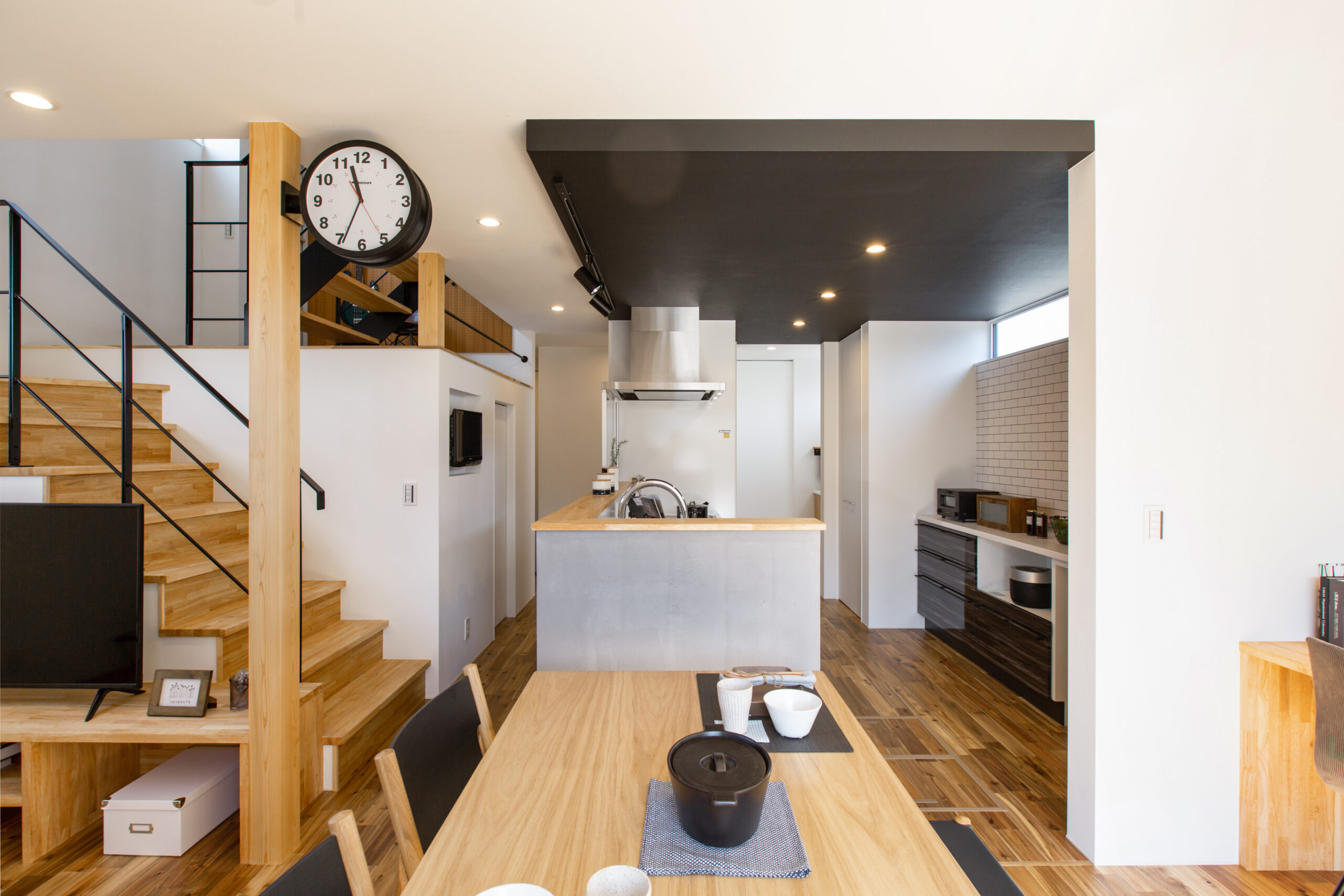 スキップフロアで空間が緩やかにつながる注文住宅の内観写真