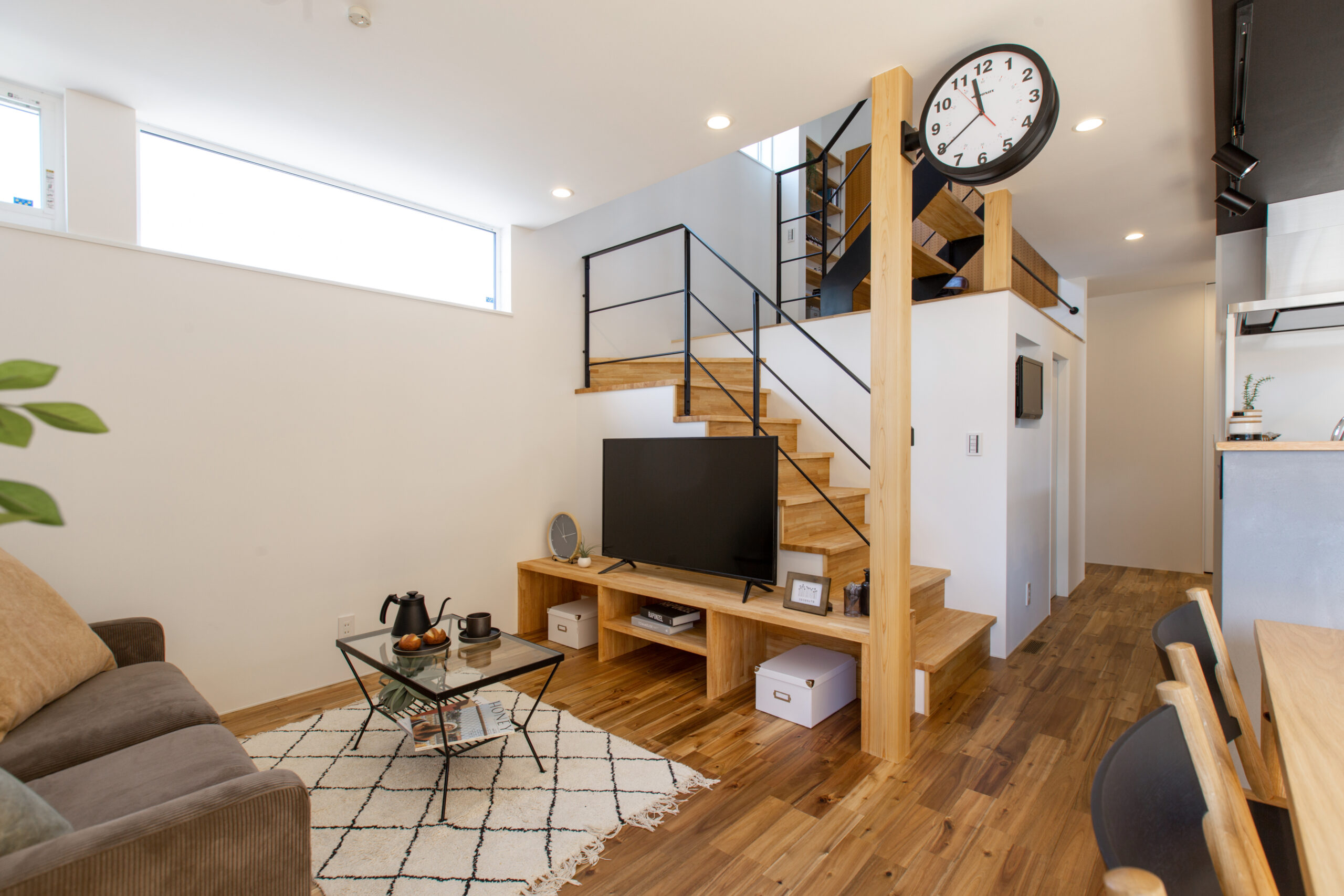 スキップフロアで空間が緩やかにつながる注文住宅の内観写真