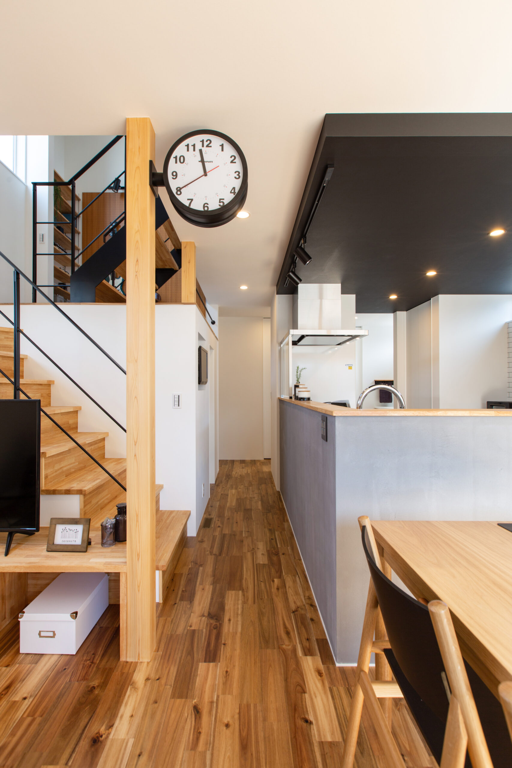 スキップフロアで空間が緩やかにつながる注文住宅の内観写真