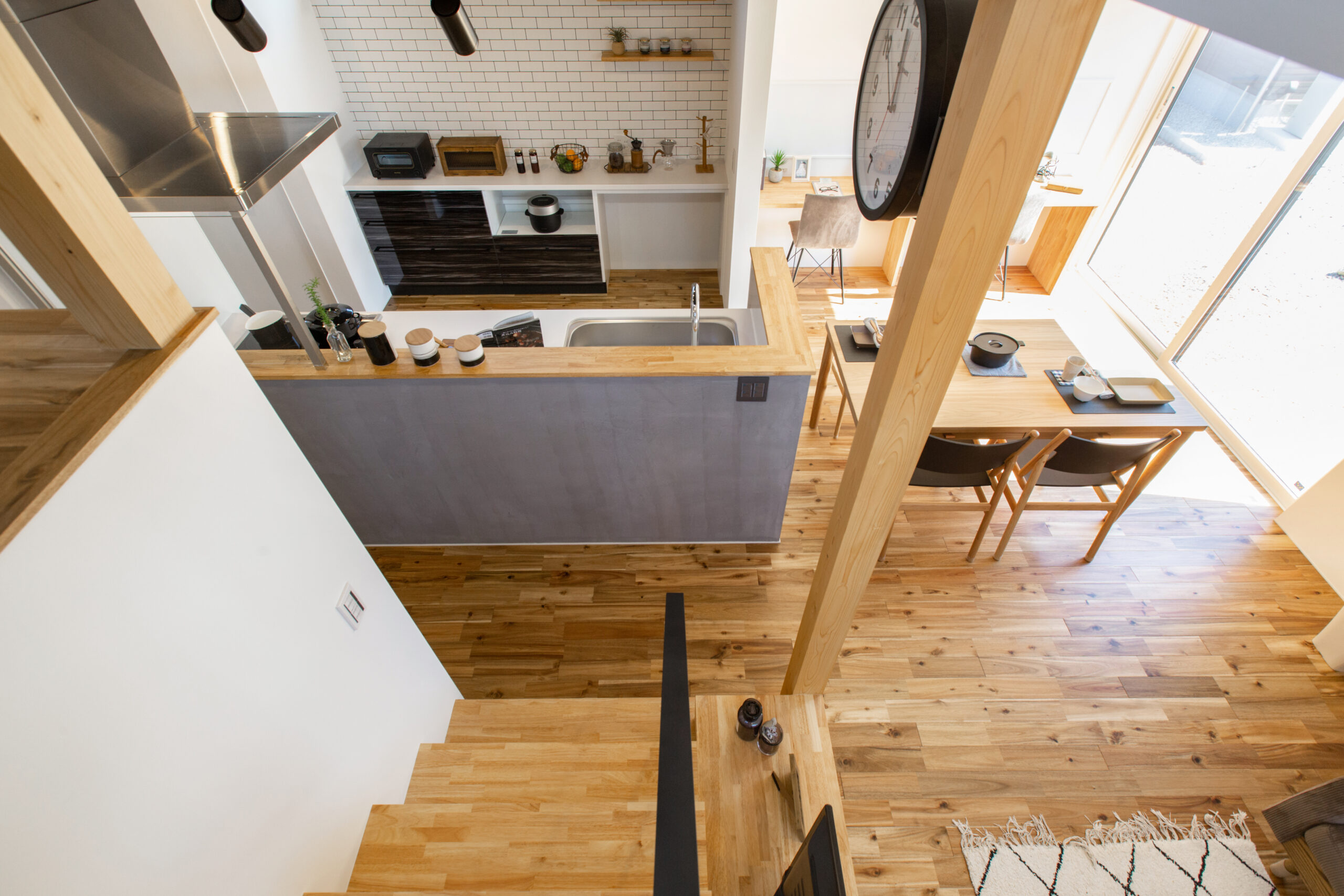 スキップフロアで空間が緩やかにつながる注文住宅の内観写真