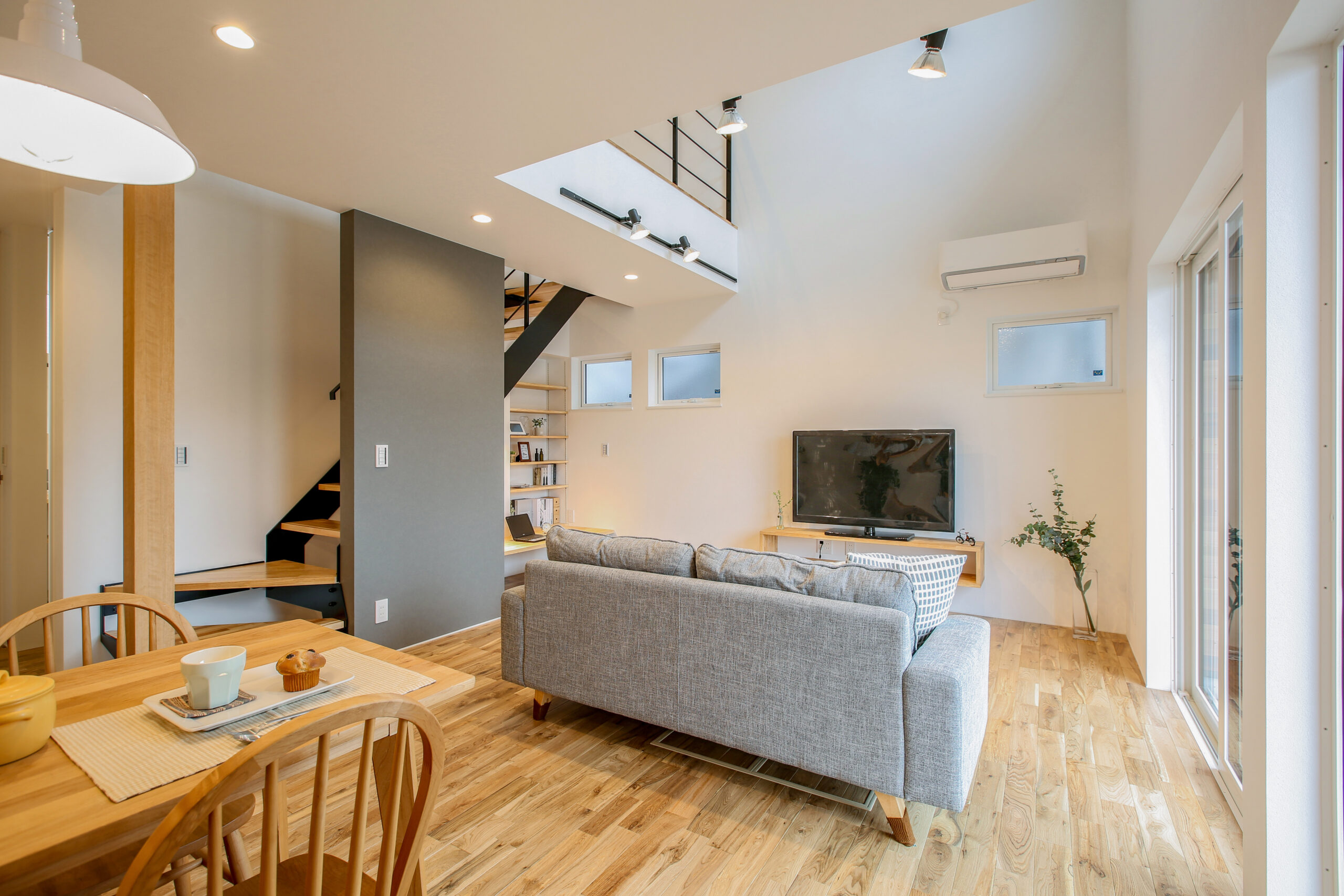 子どもと過ごす時間を大切にする家の、木の温もりと明るさが心地よいナチュラルなLDK（施工例）