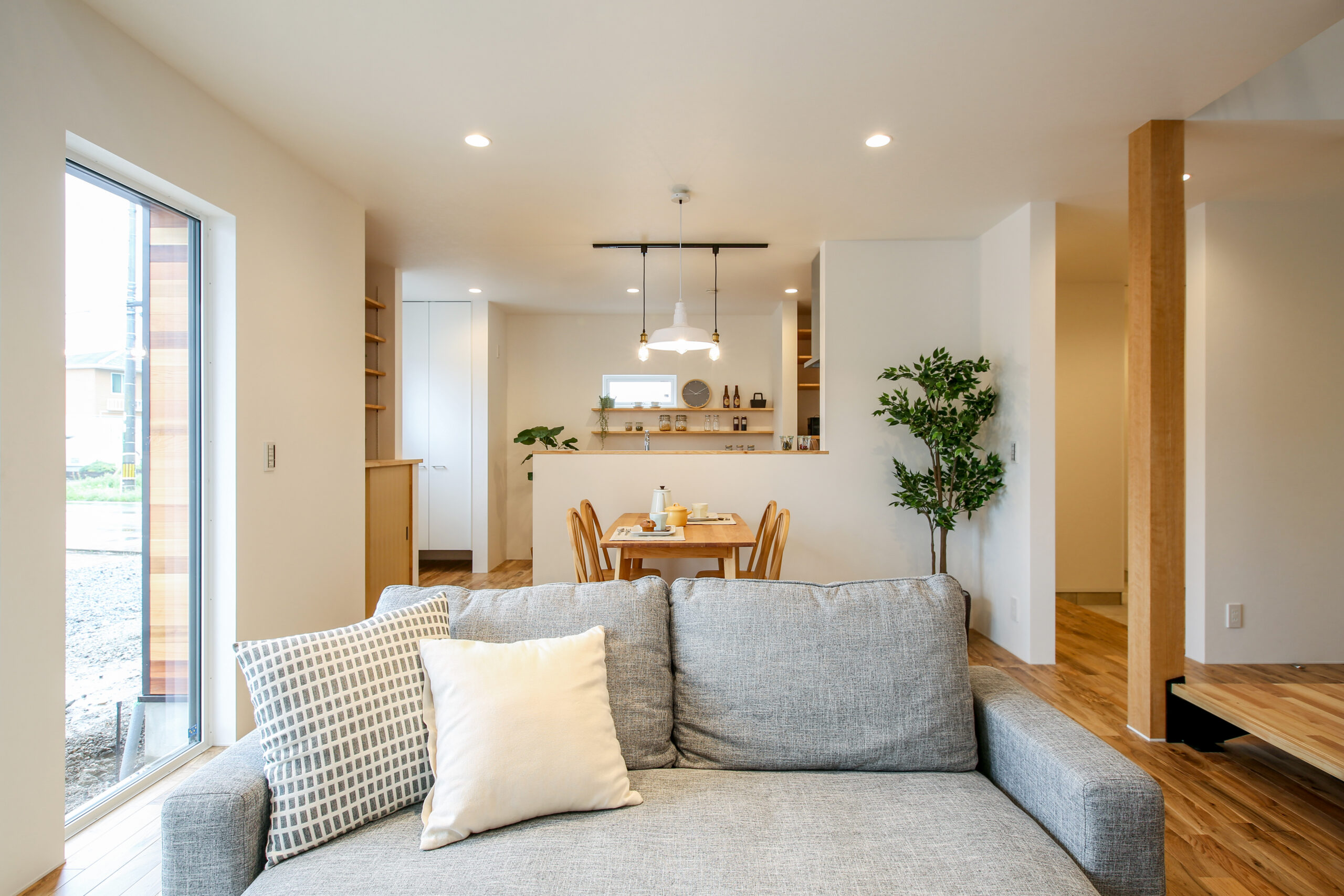 子どもと過ごす時間を大切にする家の、木の温もりと明るさが心地よいナチュラルなLDK（施工例）