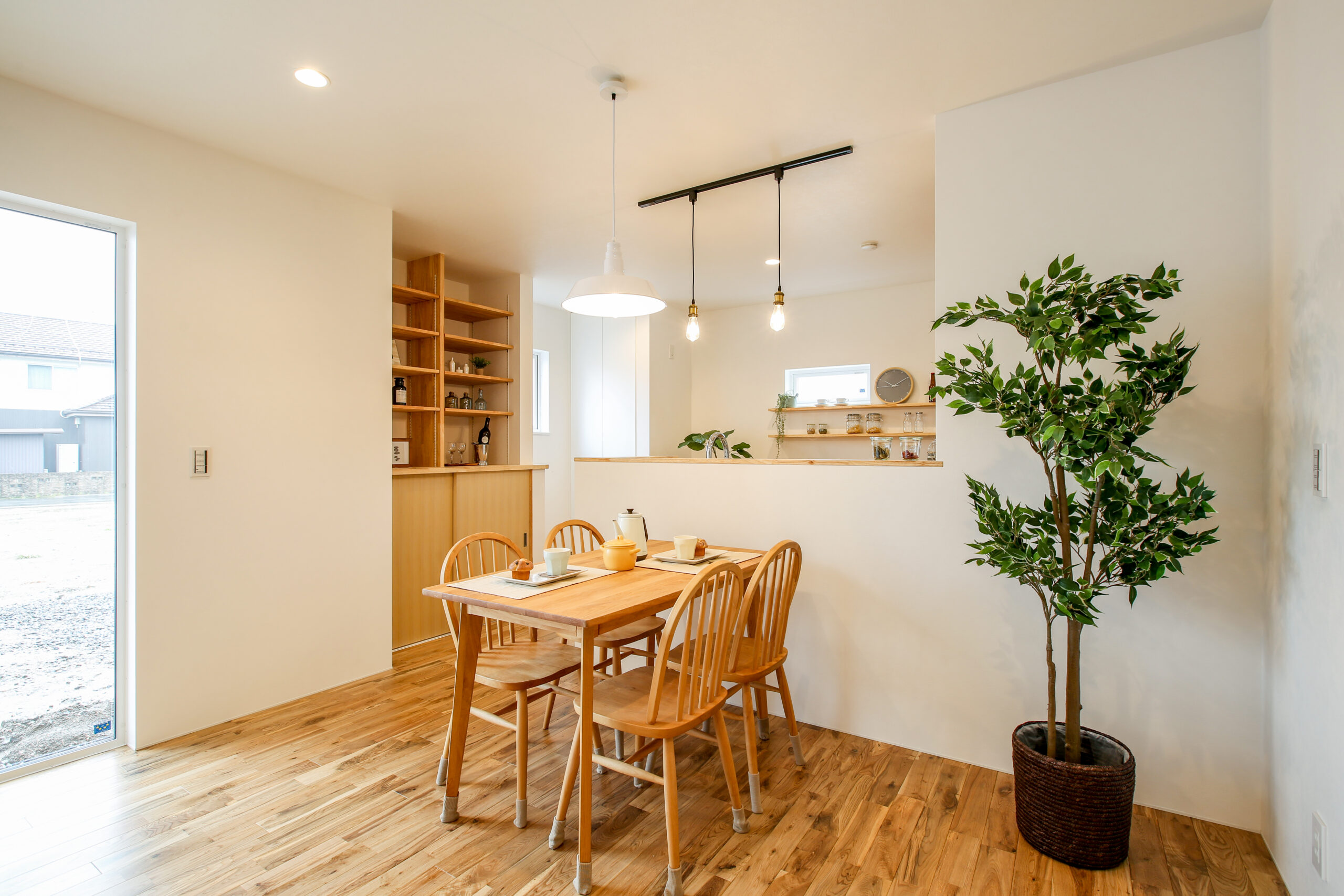 子どもと過ごす時間を大切にする家の、木の温もりと明るさが心地よいナチュラルなLDK（施工例）