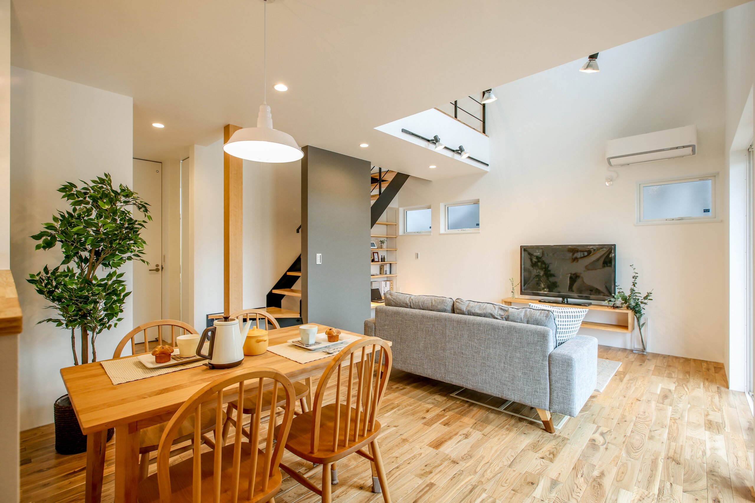 子どもと過ごす時間を大切にする家の、木の温もりと明るさが心地よいナチュラルなLDK（施工例）