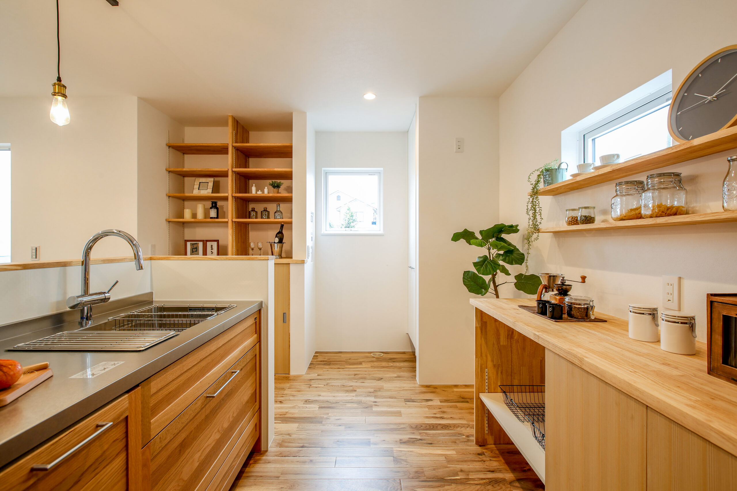 子どもと過ごす時間を大切にする家の、木の温もりと明るさが心地よいナチュラルなLDK（施工例）