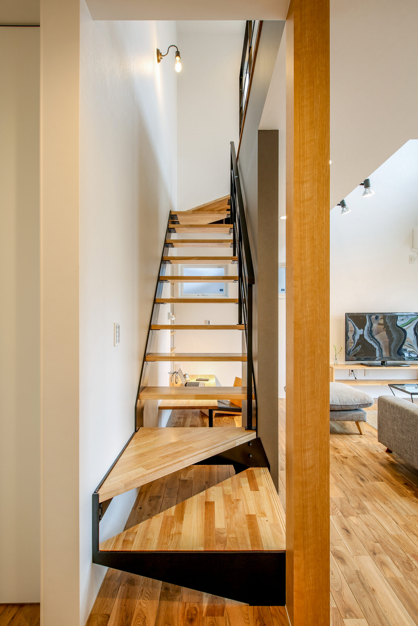 子どもと過ごす時間を大切にする家の、木の温もりと明るさが心地よいナチュラルなLDK（施工例）