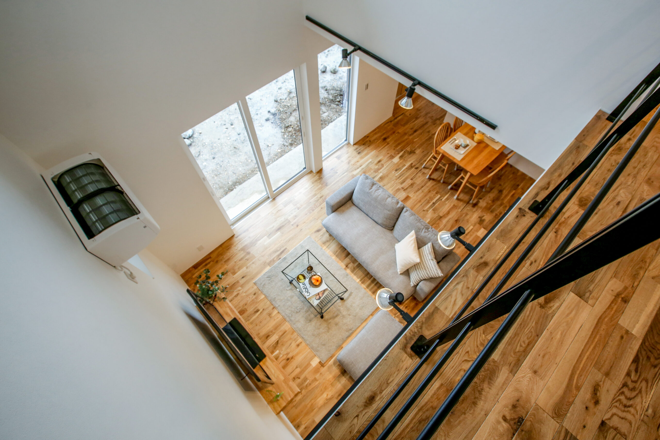 子どもと過ごす時間を大切にする家の、木の温もりと明るさが心地よいナチュラルなLDK（施工例）