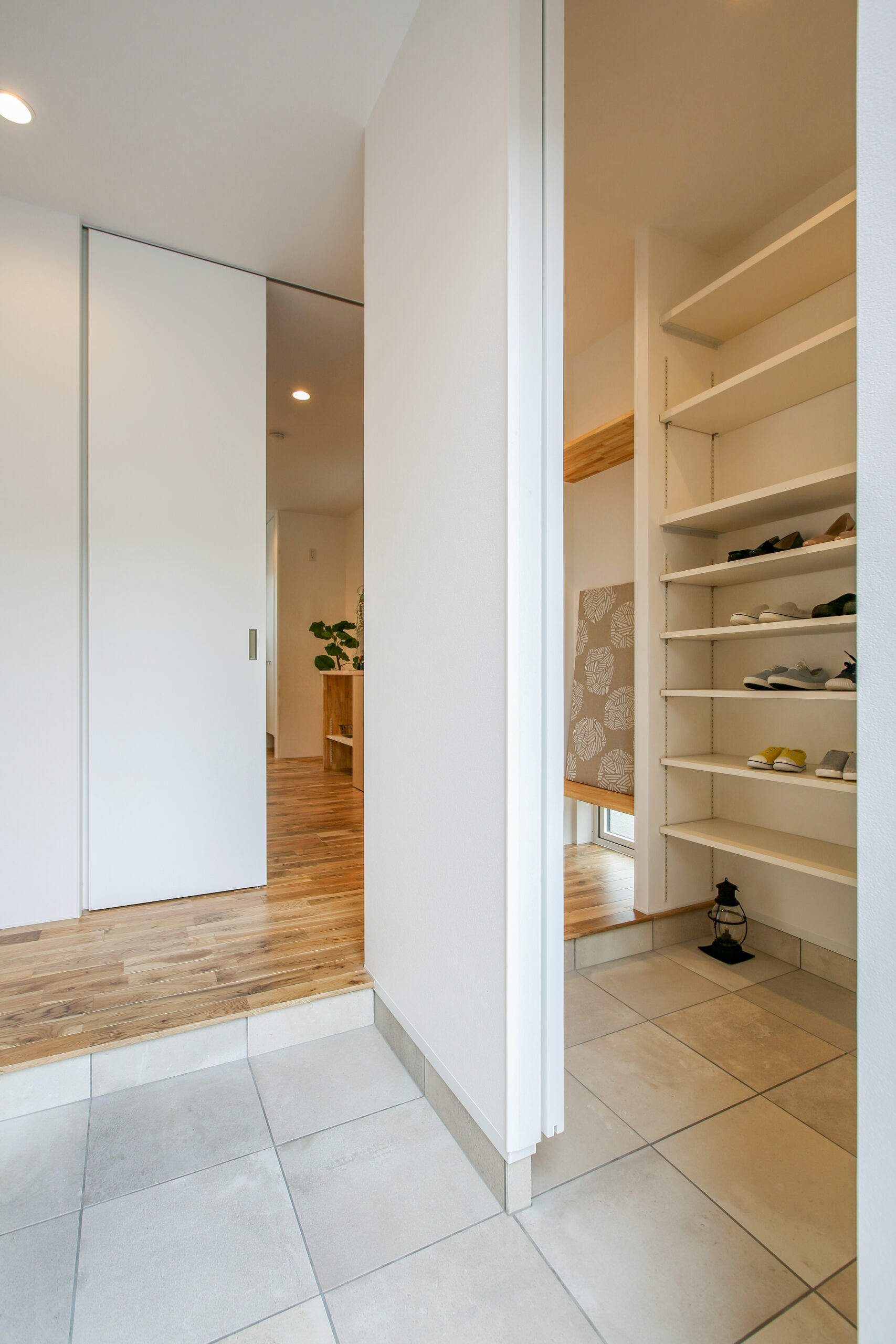 子どもと過ごす時間を大切にする家の、木の温もりと明るさが心地よいナチュラルなLDK（施工例）