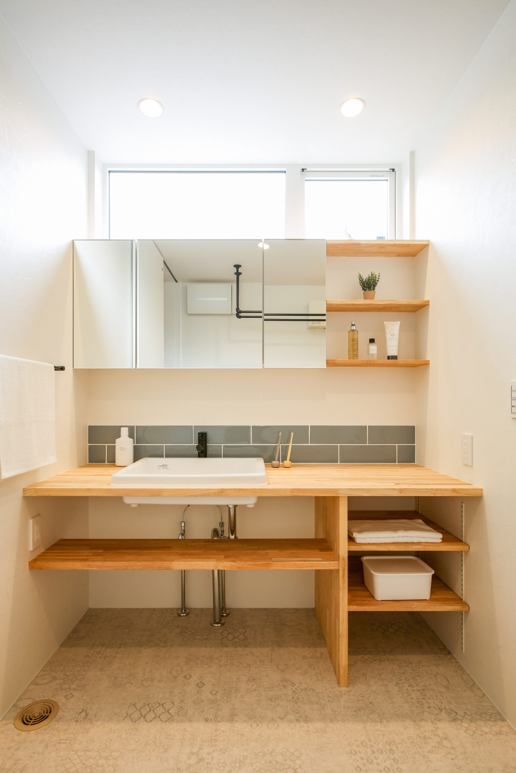 子どもと過ごす時間を大切にする家の、木の温もりと明るさが心地よいナチュラルなLDK（施工例）