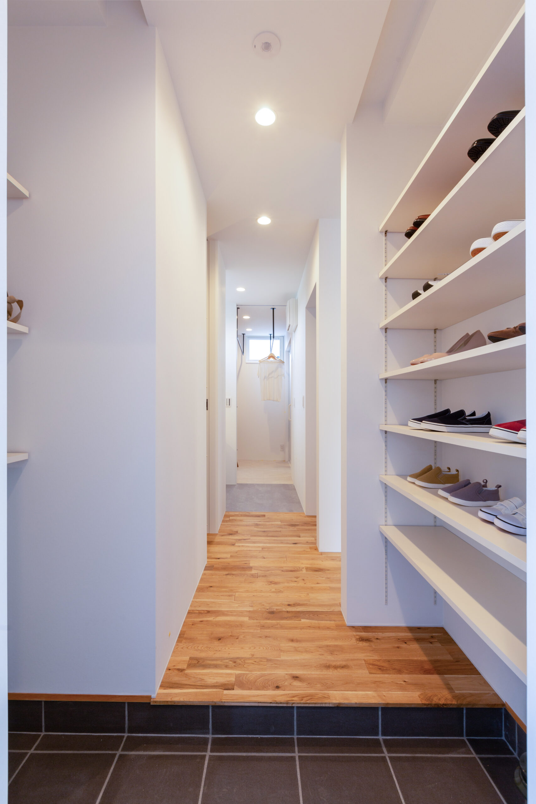 暮らしの変化に対応できる可変性のある住まい。収納・動線・空間レイアウトを柔軟に使える開放的な室内。