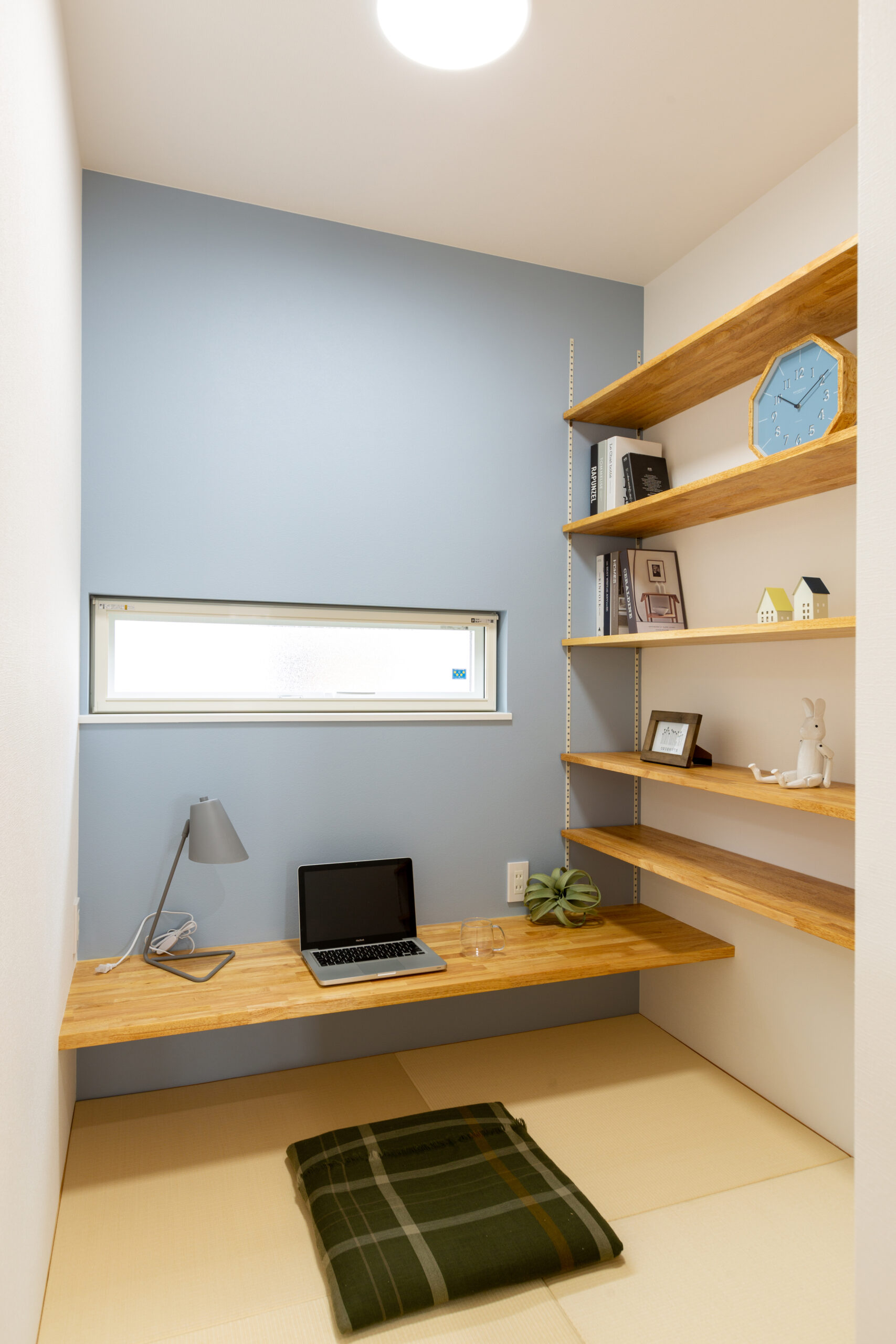 リビングを中心に家中を回遊できる動線設計が魅力の住まいの室内空間（施工例）