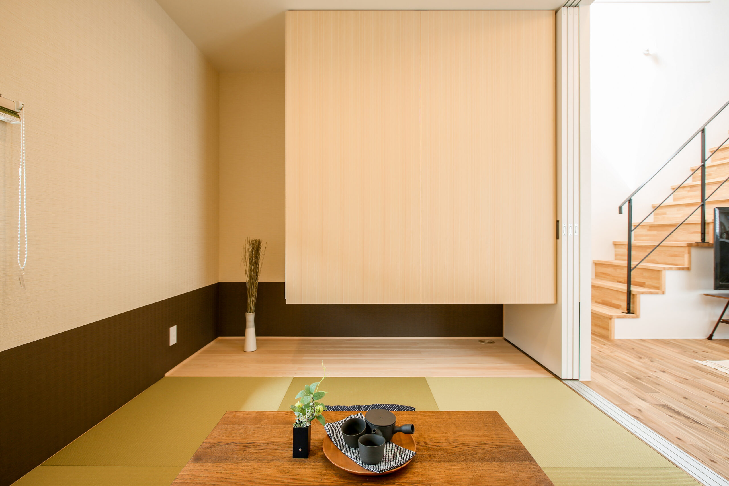 吹き抜けから光が広がる明るい住まい。開放的なリビングと自然素材を使った心地よい空間が広がる家。