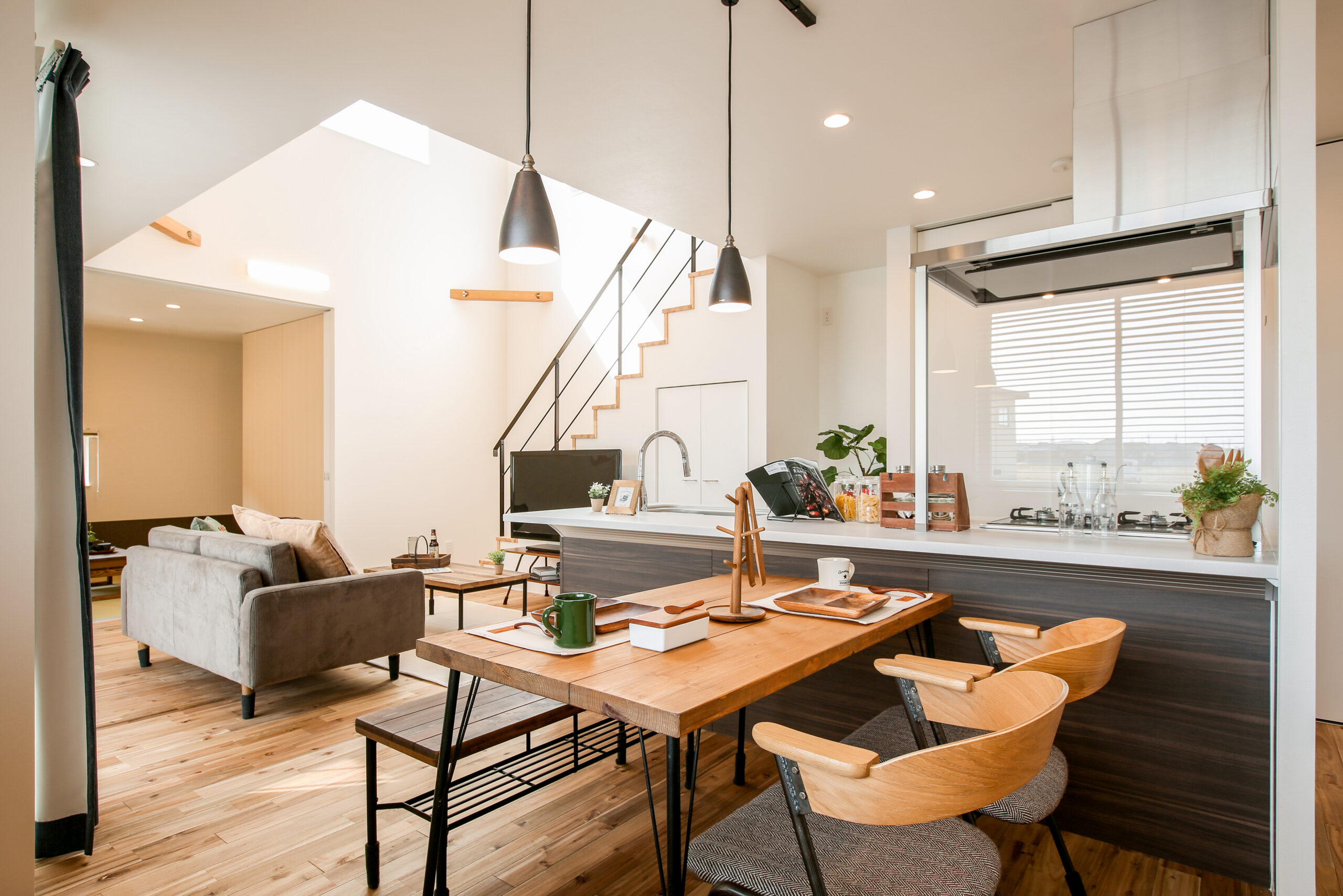 吹き抜けから光が広がる明るい住まい。開放的なリビングと自然素材を使った心地よい空間が広がる家。