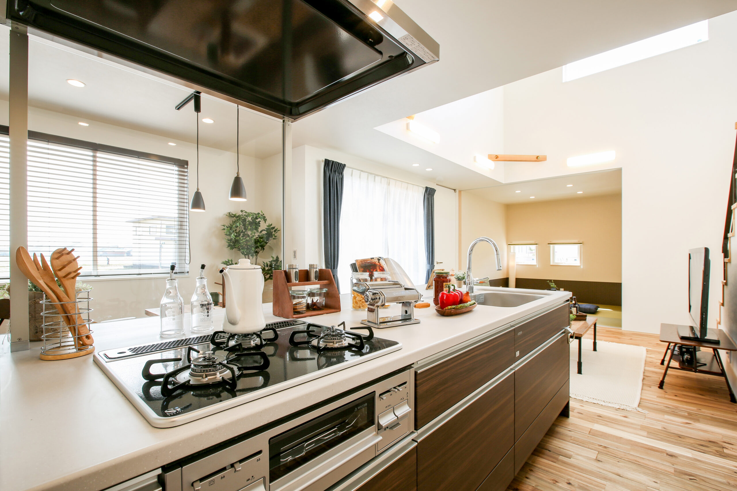 吹き抜けから光が広がる明るい住まい。開放的なリビングと自然素材を使った心地よい空間が広がる家。