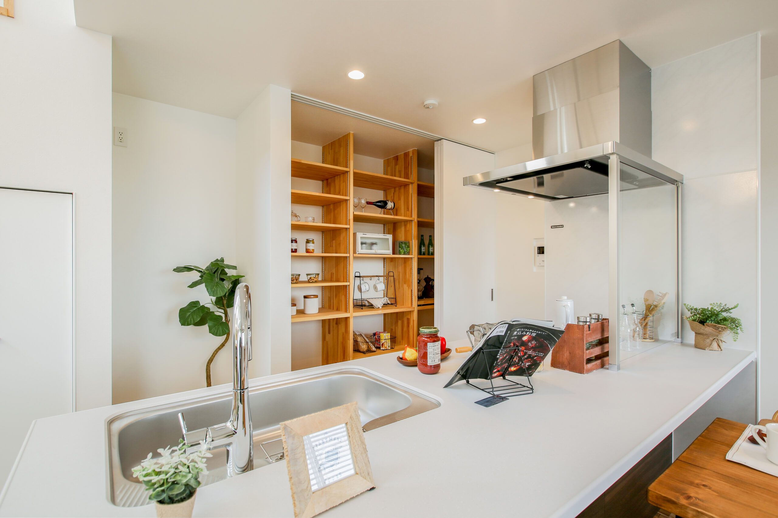 吹き抜けから光が広がる明るい住まい。開放的なリビングと自然素材を使った心地よい空間が広がる家。