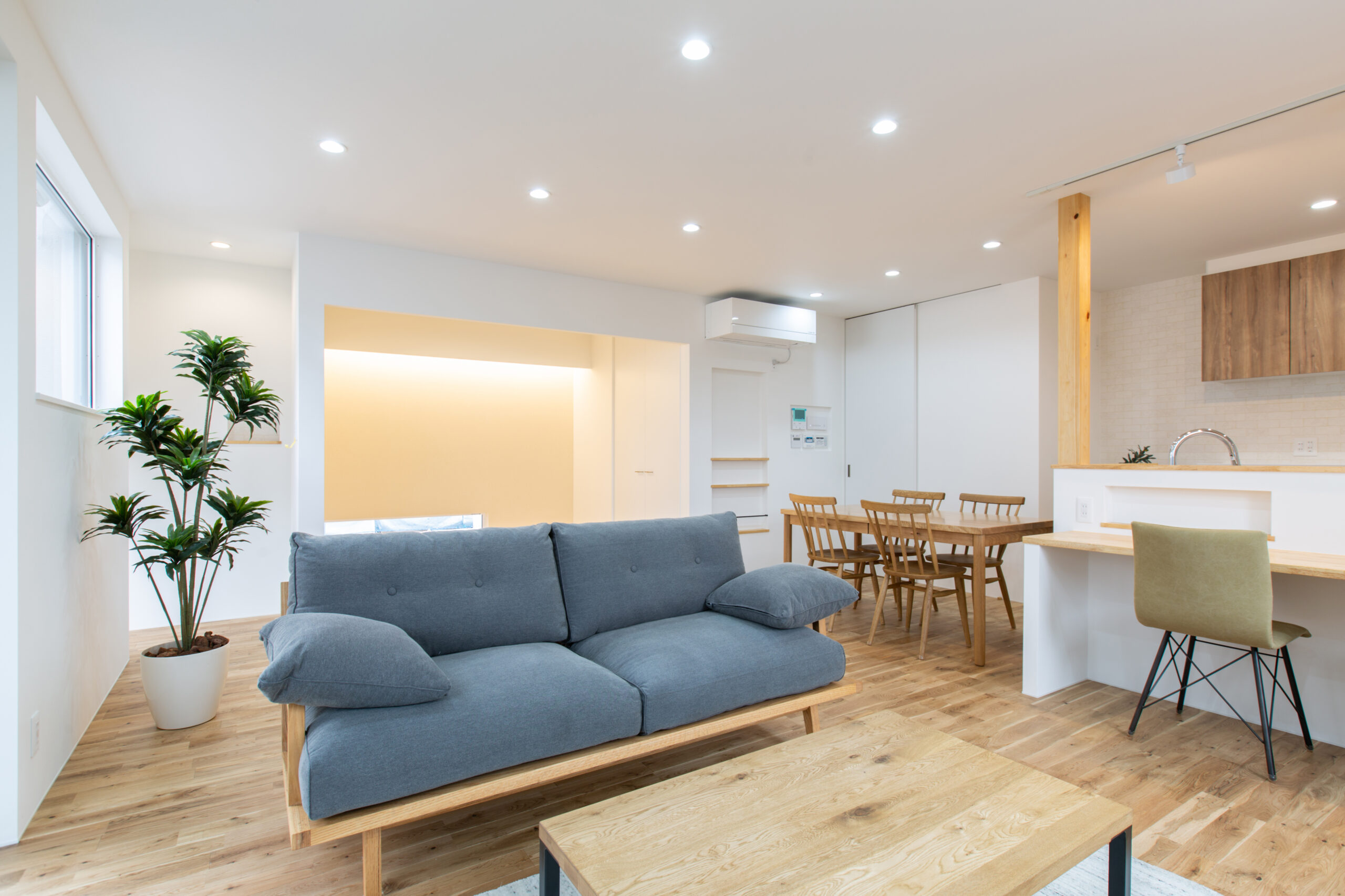 ピクチャーウィンドウからの光と陰を楽しむ平屋の内観写真