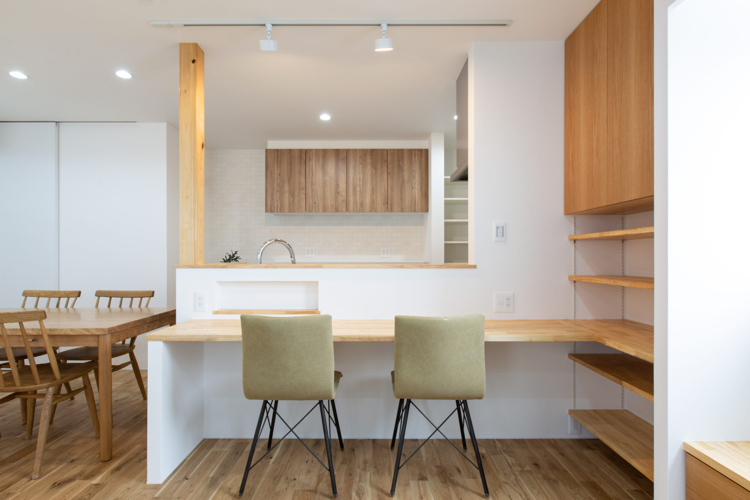 ピクチャーウィンドウからの光と陰を楽しむ平屋の内観写真